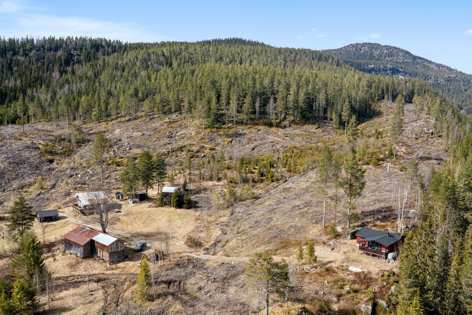 Av sport og fritidsaktiviteter i nærheten kan det blant annet nevnes Frydheim idrettsplass, Hebbes racing club, Stall Gulsrud, Halstenrud Gokart & ATV-utleie, Sigdal motorsenter og Norefjell Spa og Resort. Galleribilde