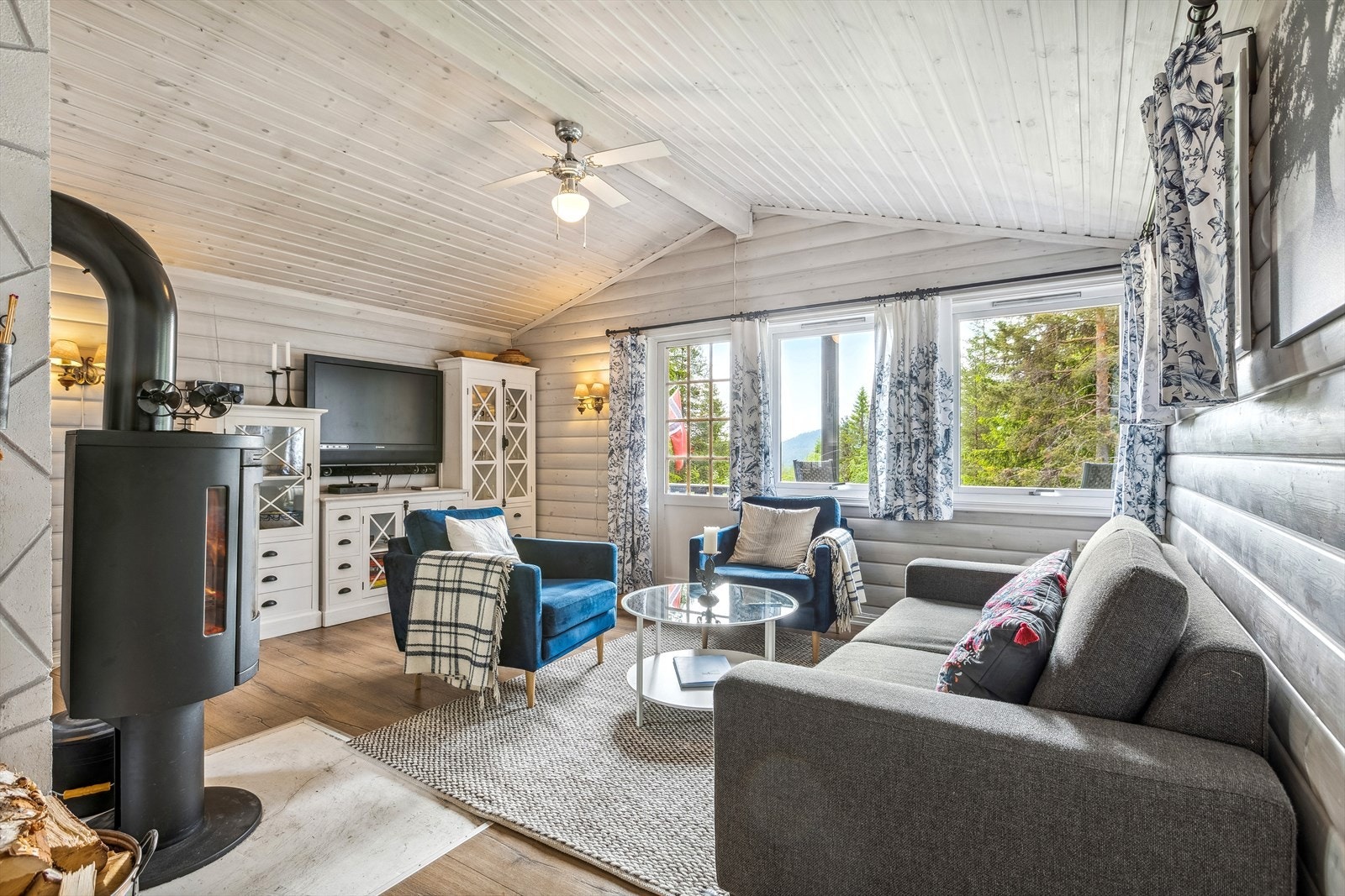 Fra stuen har man direkte utgang til hyggelig terrasse Galleribilde