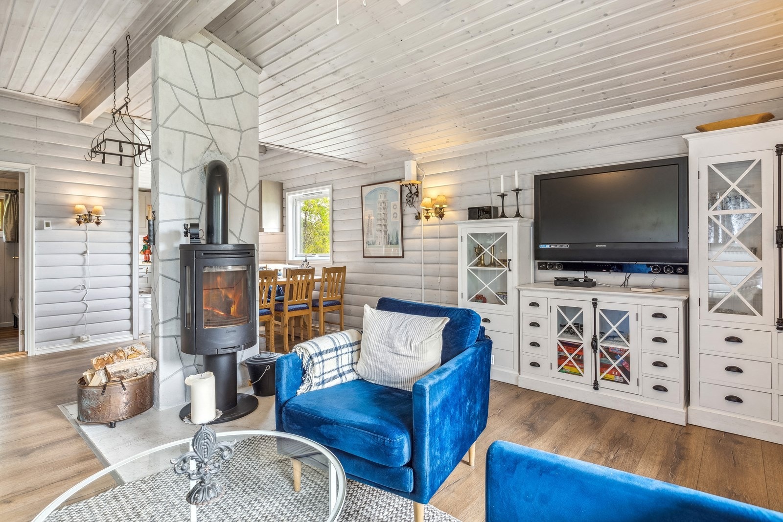 Stue og kjøkken er i åpen løsning Galleribilde