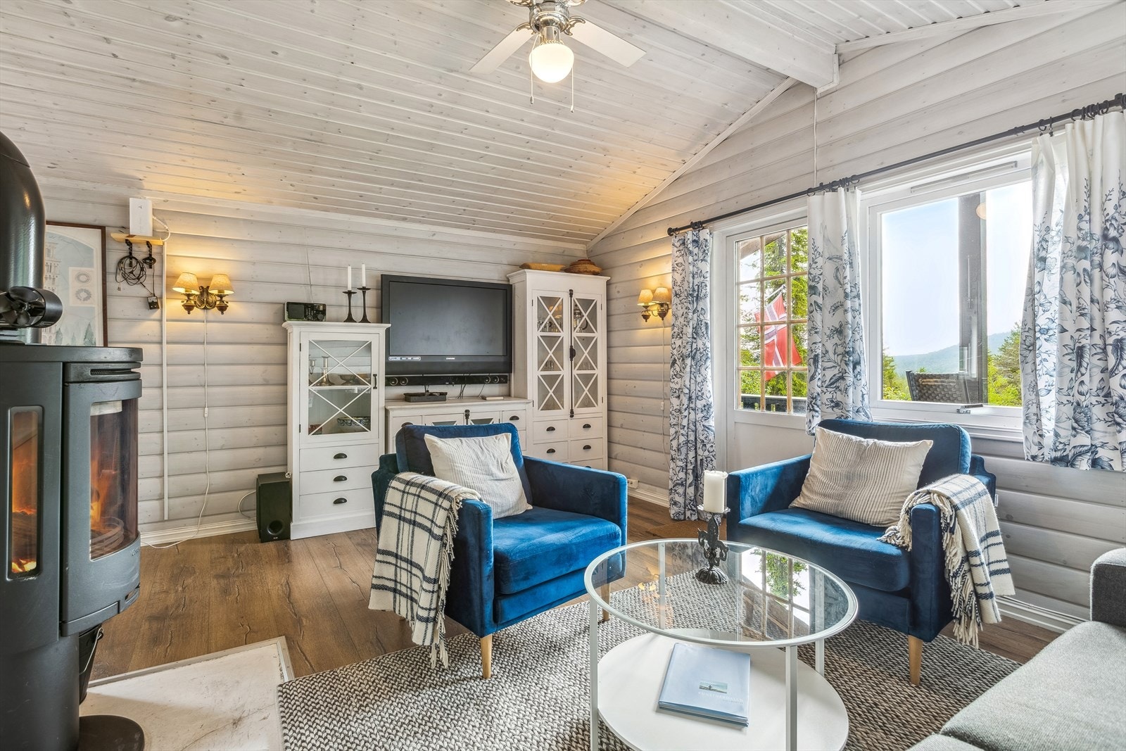 Stuen/spisestuen kan fint innredes med sofa- og sittegruppe Galleribilde