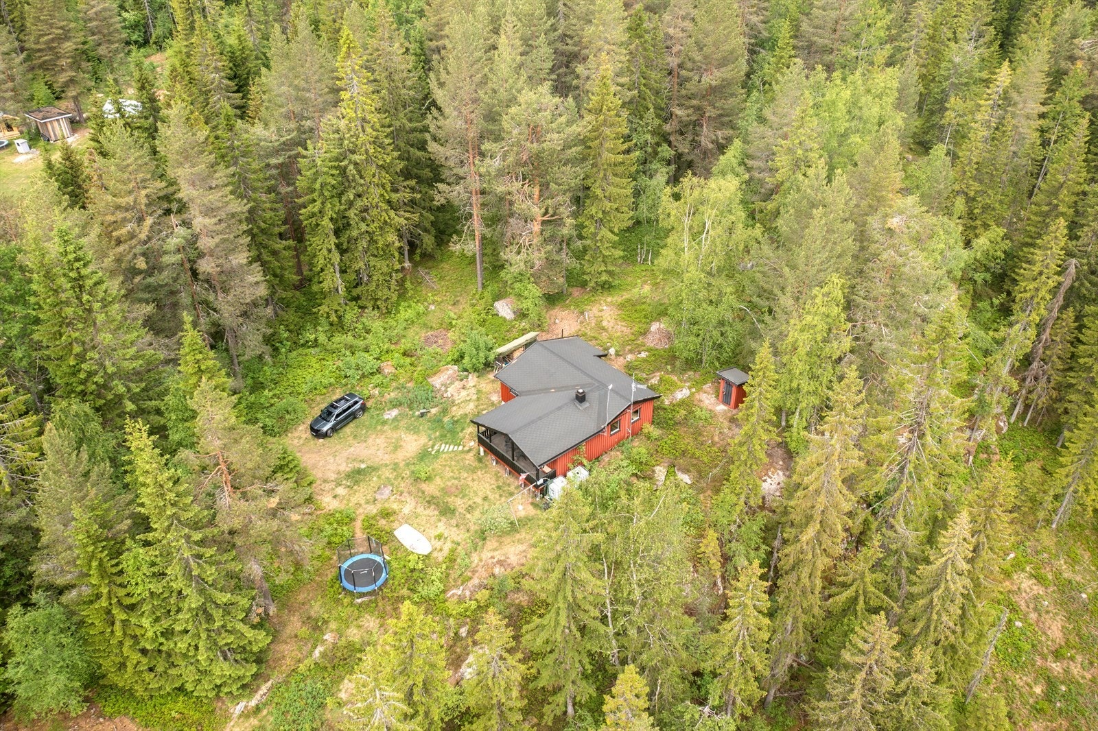 Hytten har en fin plassering på en romslig naturtomt Galleribilde