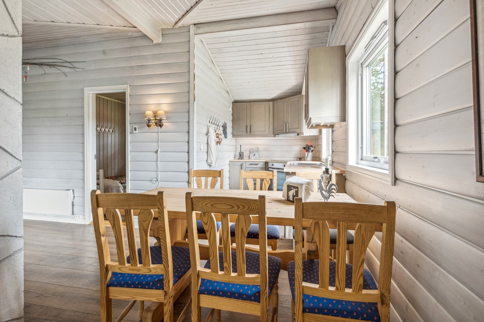 Den sosiale åpne løsningen gjør at du kan holde familien med selskap samtidig som du disker opp med et bedre måltid. Galleribilde