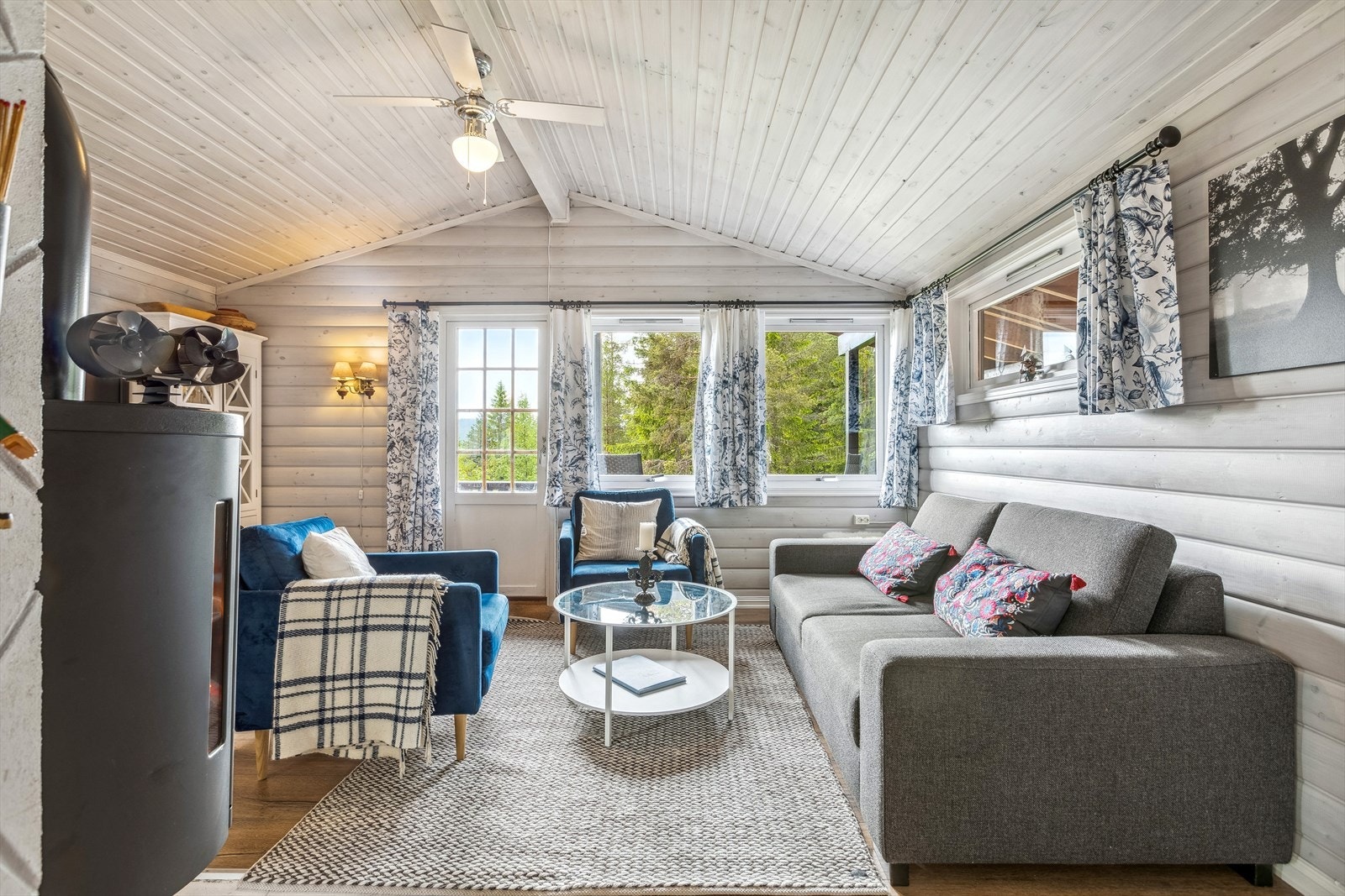 Her nyter man godt av lysinnslipp fra flere gode vindusflater som hjelper til med å skape et lyst og åpent rom. Galleribilde