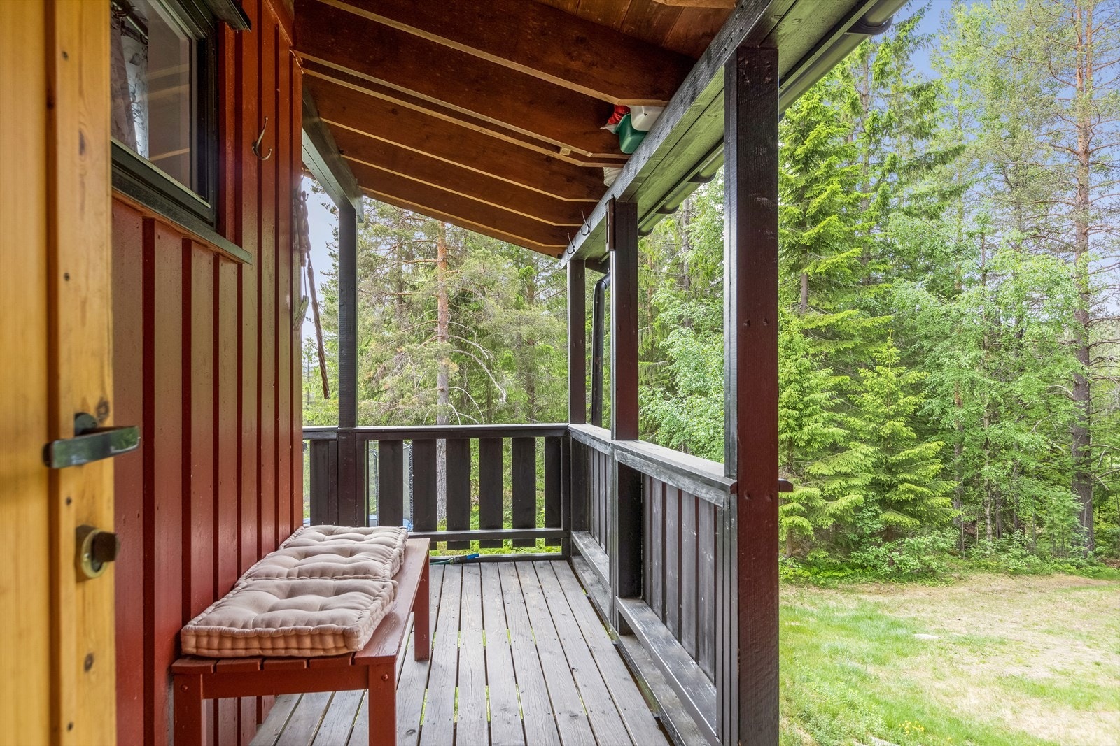 Via pent overbygget inngangsparti kommer man inn til en romslig entrè. Galleribilde