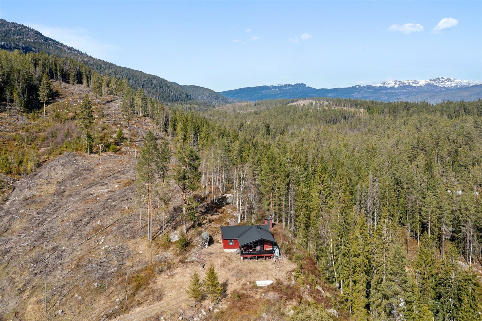 Hytten har en flott beliggenhet i et rolig område bestående av flott skogsterreng. Galleribilde