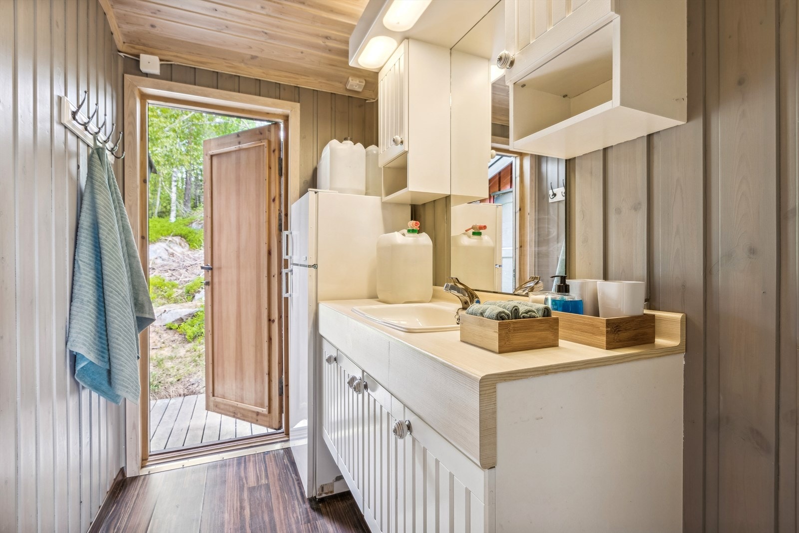 Fra vaskerommet har man utgang til en terrasse, tilleggdel innredet som baderom og uteområdet. Galleribilde