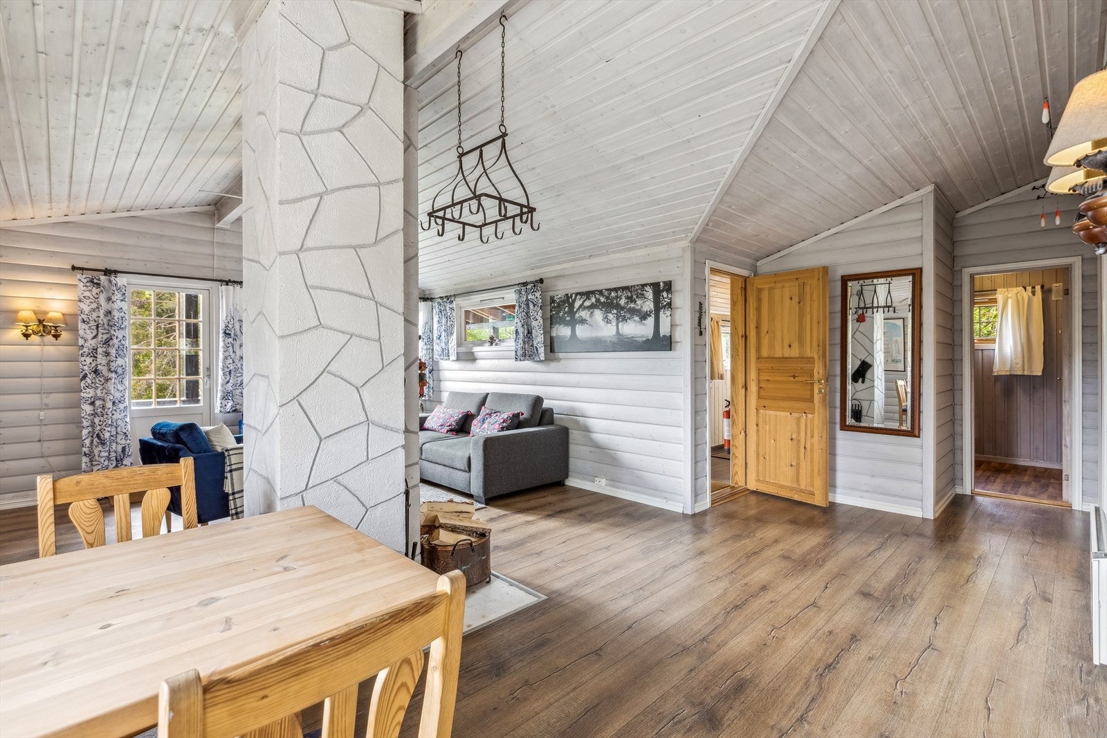 Hytten har en fin gjennomgående stue og spisestue løsning Galleribilde