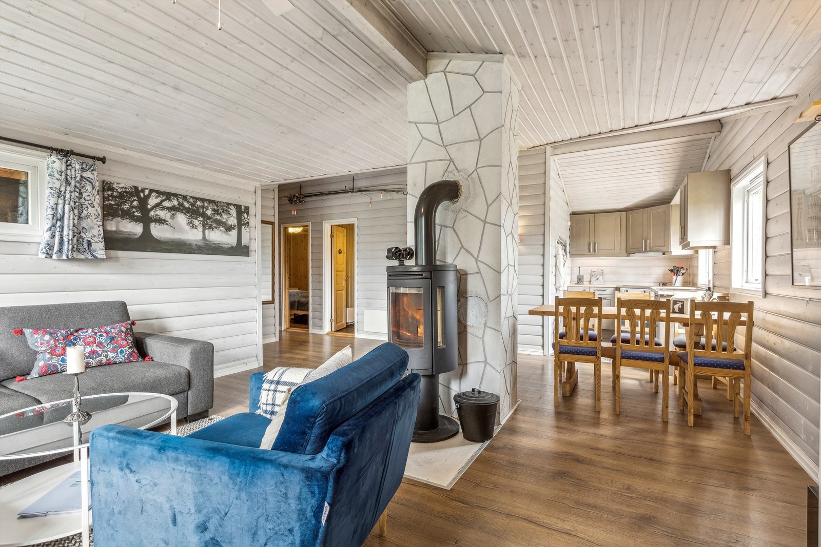 I stuen finner man også en flott peis, perfekt for ekstra varme og hygge Galleribilde