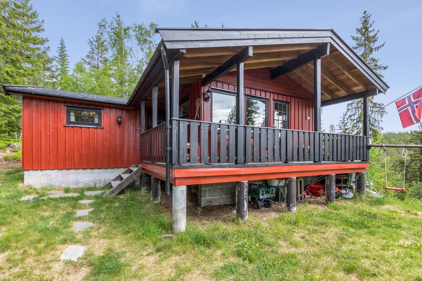 Terrassen kan fint innredes med utemøblement. Her kan man slappe av og nyte naturskjønne omgivelser Galleribilde