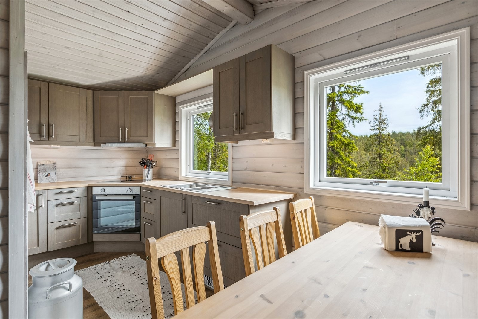 Kjøkkenet fremstår som et innholdsrikt og pent kjøkken Galleribilde