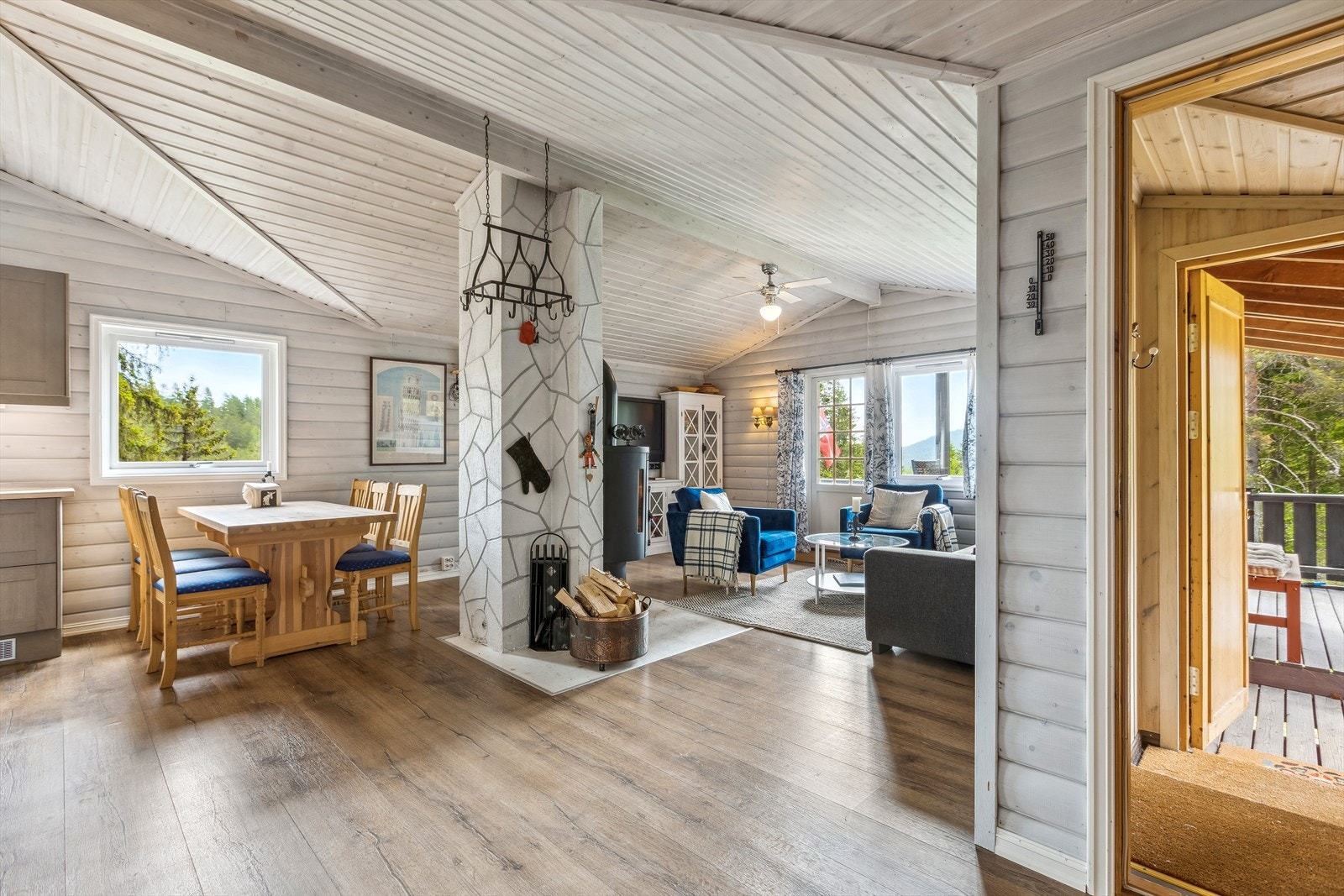 Stuen/spisestue fremstår som et lyst og pent oppholdsrom Galleribilde