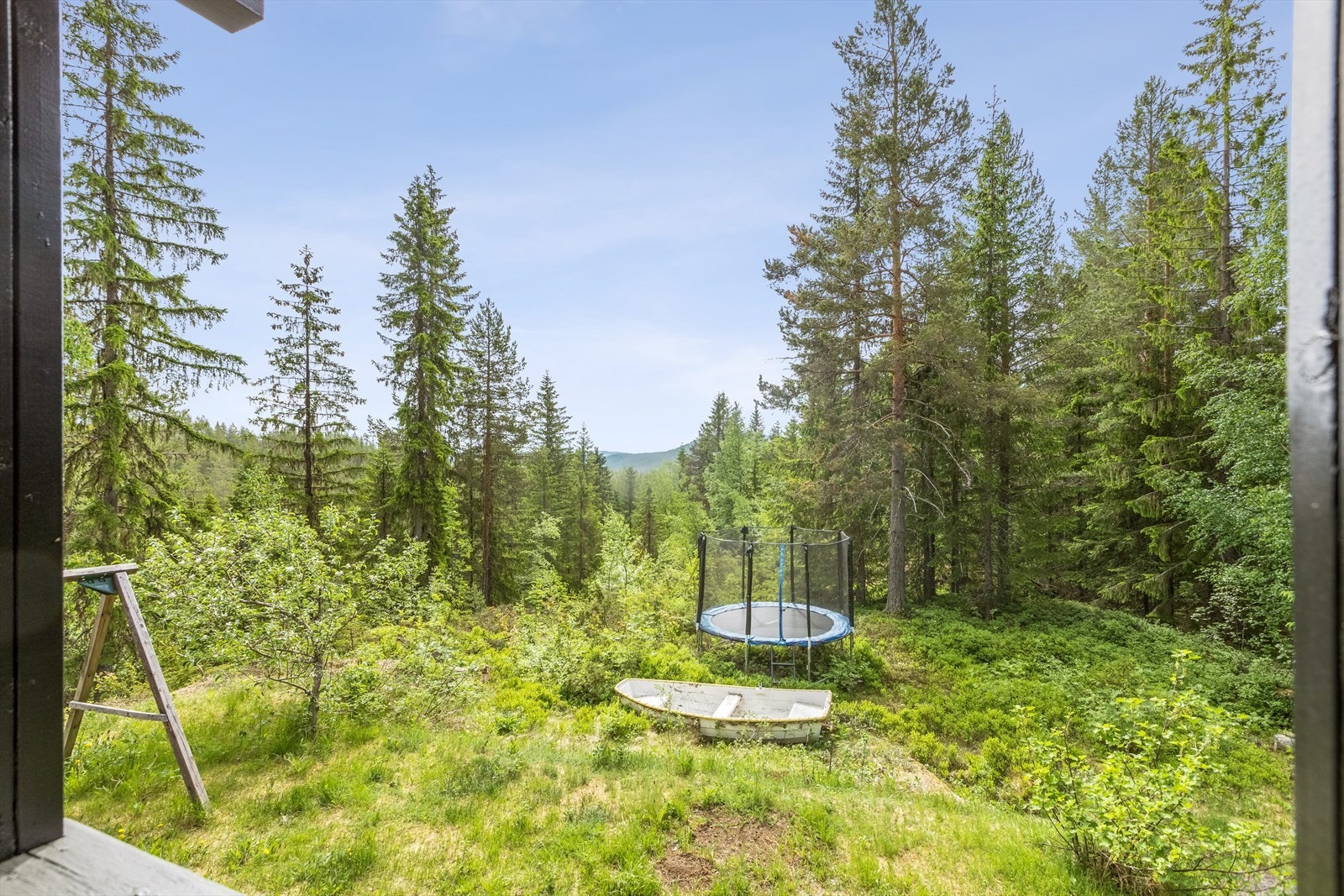 Romslig naturtomt med god plass til både lek og aktivitet for store og små Galleribilde