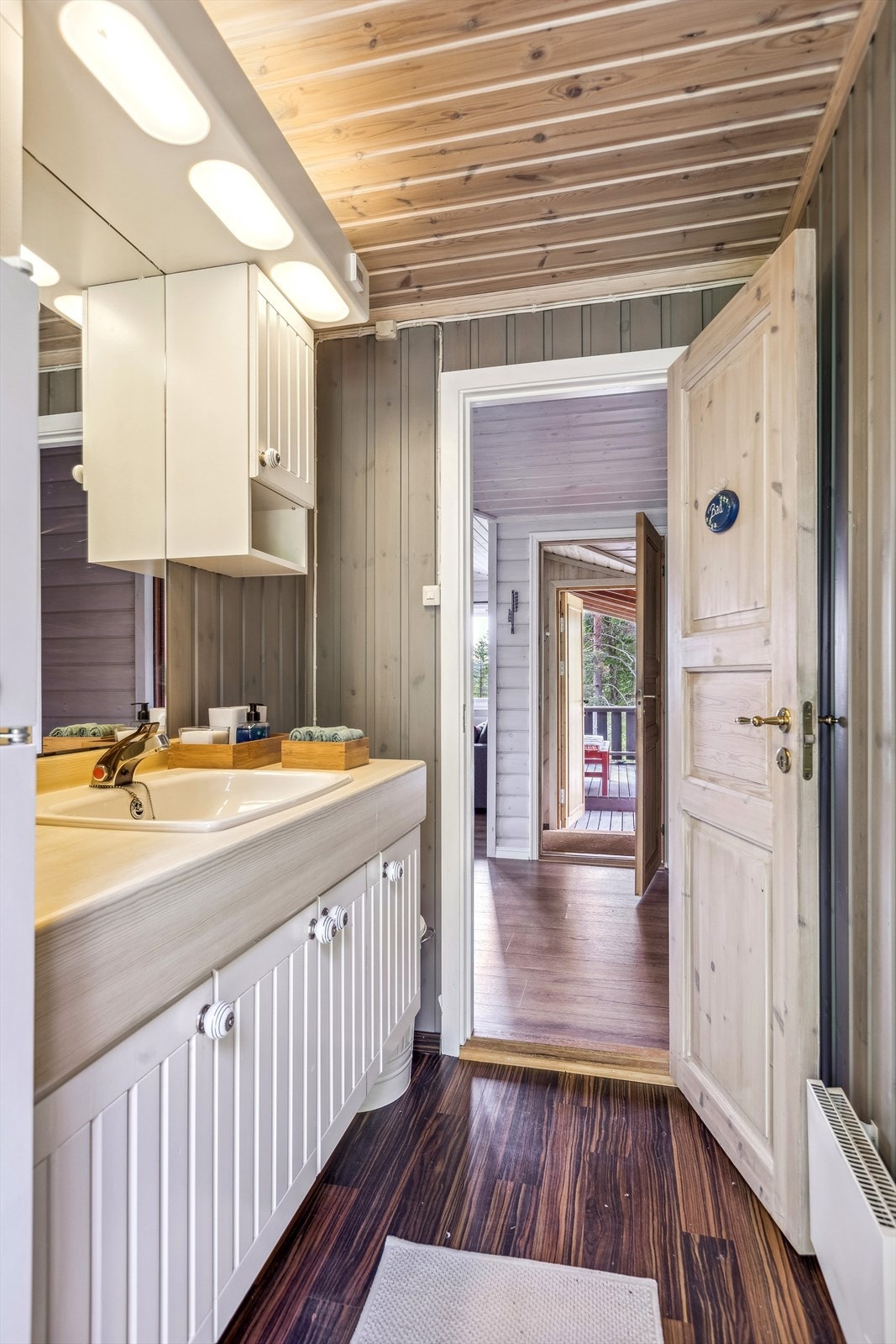 Vaskerommet er innredet med servant og baderomsinnredning. Hytten har ikke innlagt vann og avløp Galleribilde