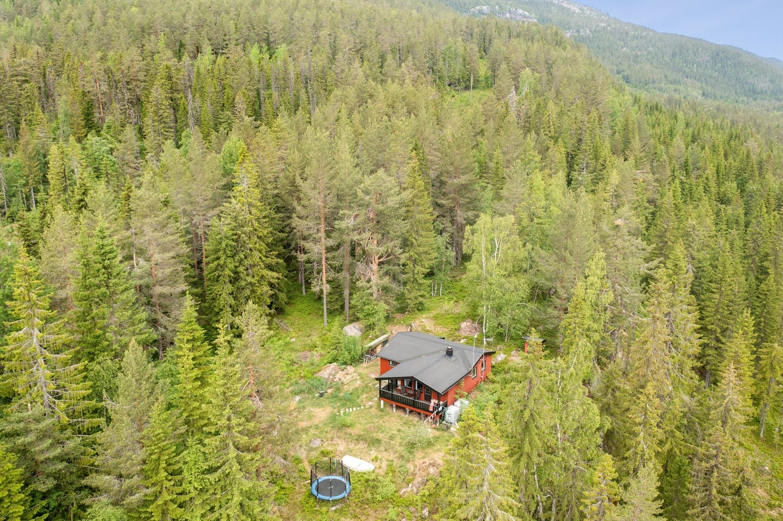 Hytten har blant annet flott stue og kjøkken i åpen løsning og 3 soverom. Det er ikke innlagt vann og avløp Galleribilde