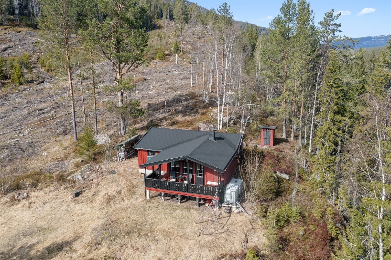 På tomten finner man også et enkelt bygg med utedo. Galleribilde