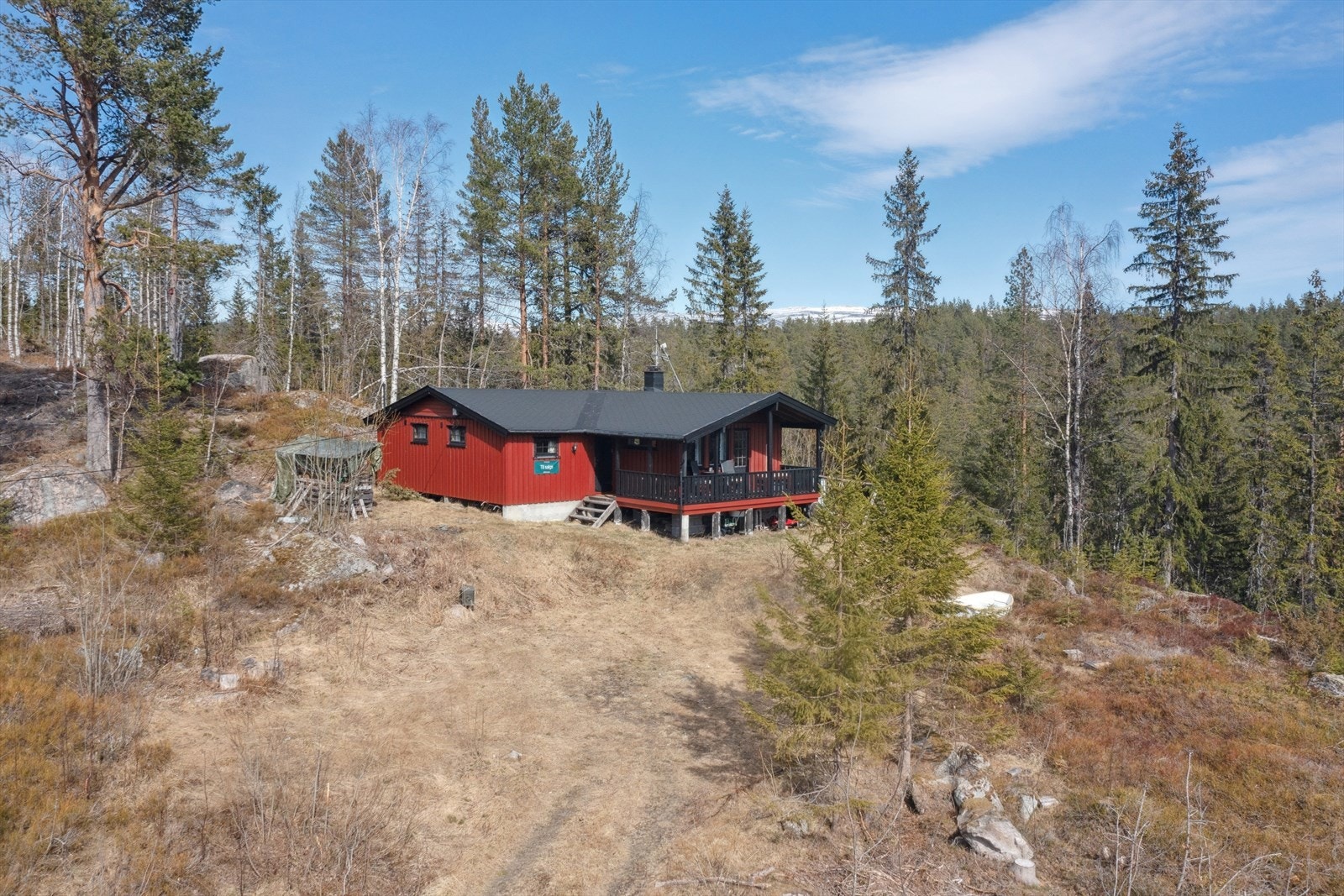 Fra hytta er det ca. 20 minutter med bil til Eggedal sentrum. I hjertet av Eggedal finner du Borgerstua med god mat i gammel stil, samt forretningstilbud som Jernia, Vinmonopolet, dagligvareforretning, m.m. Galleribilde