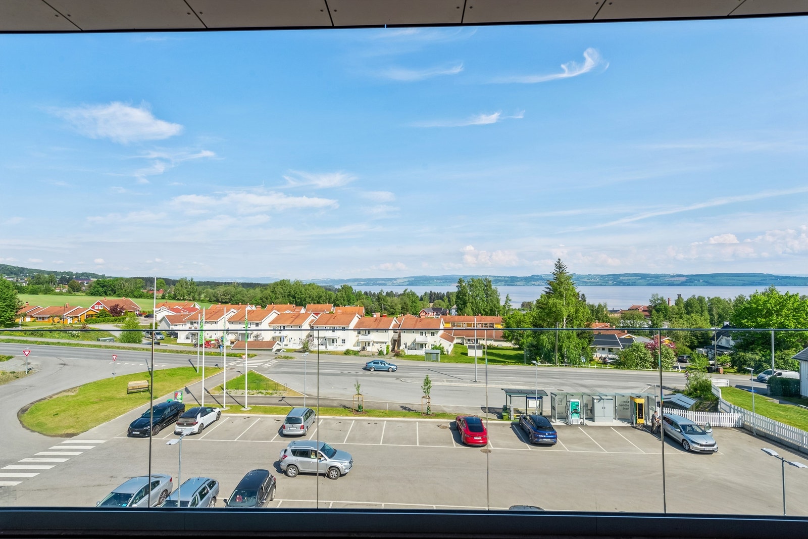 Fra terrassen har man vidt utsyn over nærområde, Mjøsa og Ringsaker. Galleribilde