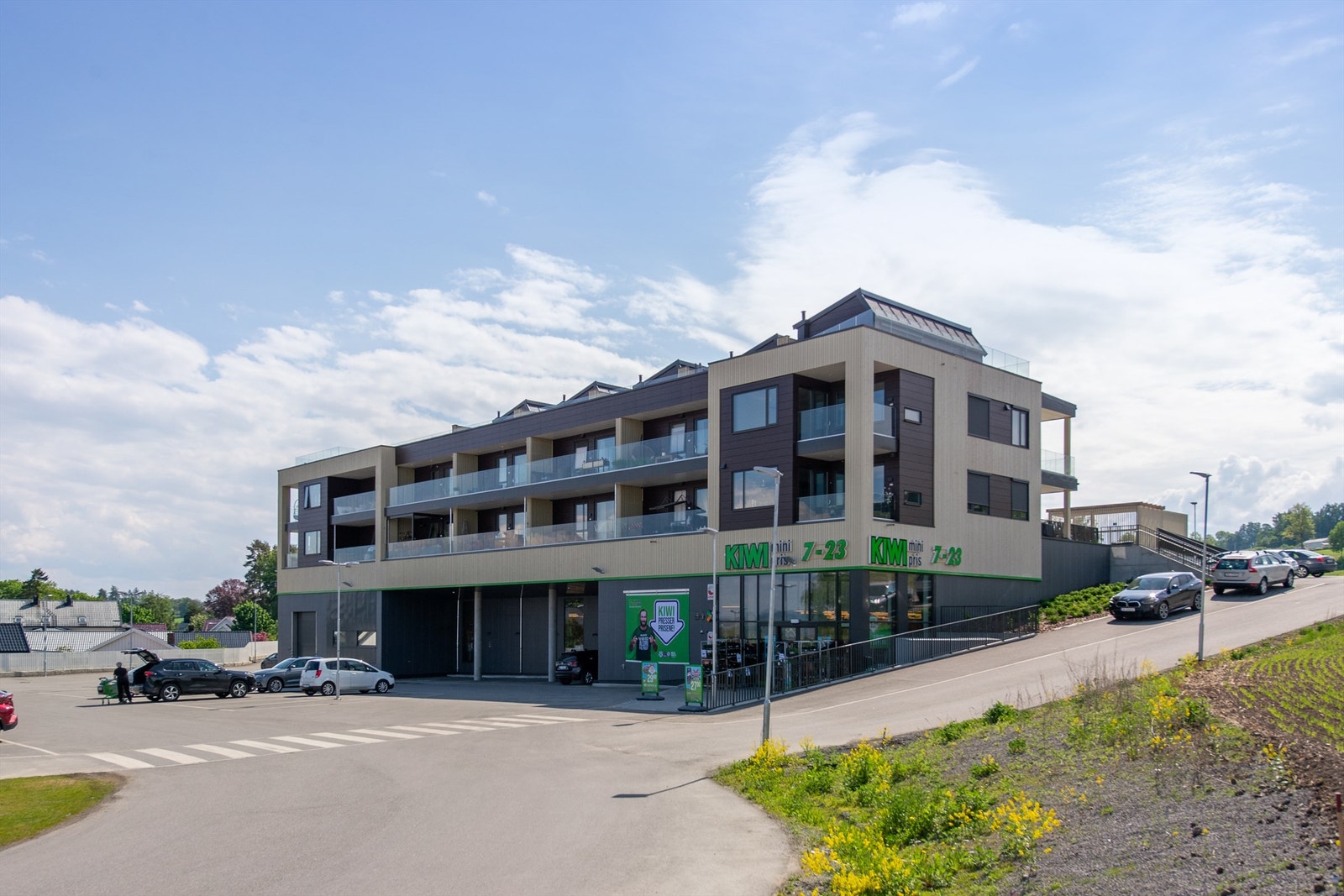 Praktisk med Kiwi butikk i første etasje, bussholdeplass like utenfor, heis fra parkering i garasje og opp til leiligheten. Ca 1,5 km til skole, barnehage, Kapp Melkefabrikk og Kapp båthavn. Galleribilde