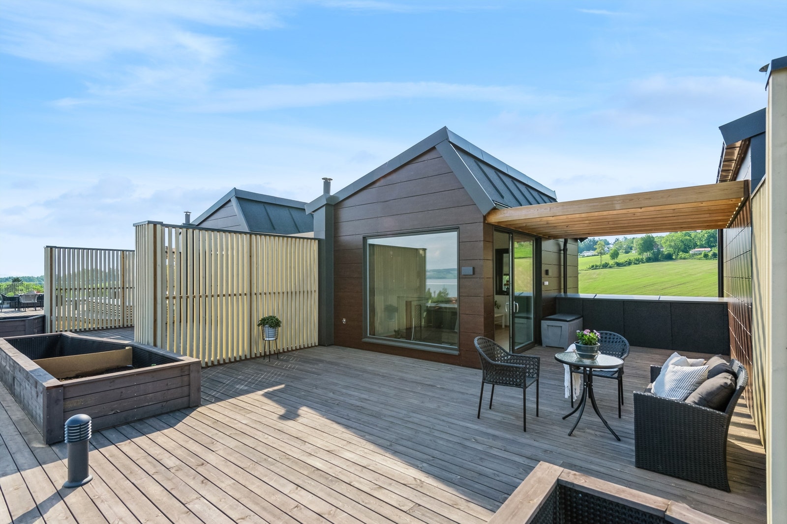Deilig takterrasse med fine møbleringsmuligheter og gode solforhold. Galleribilde