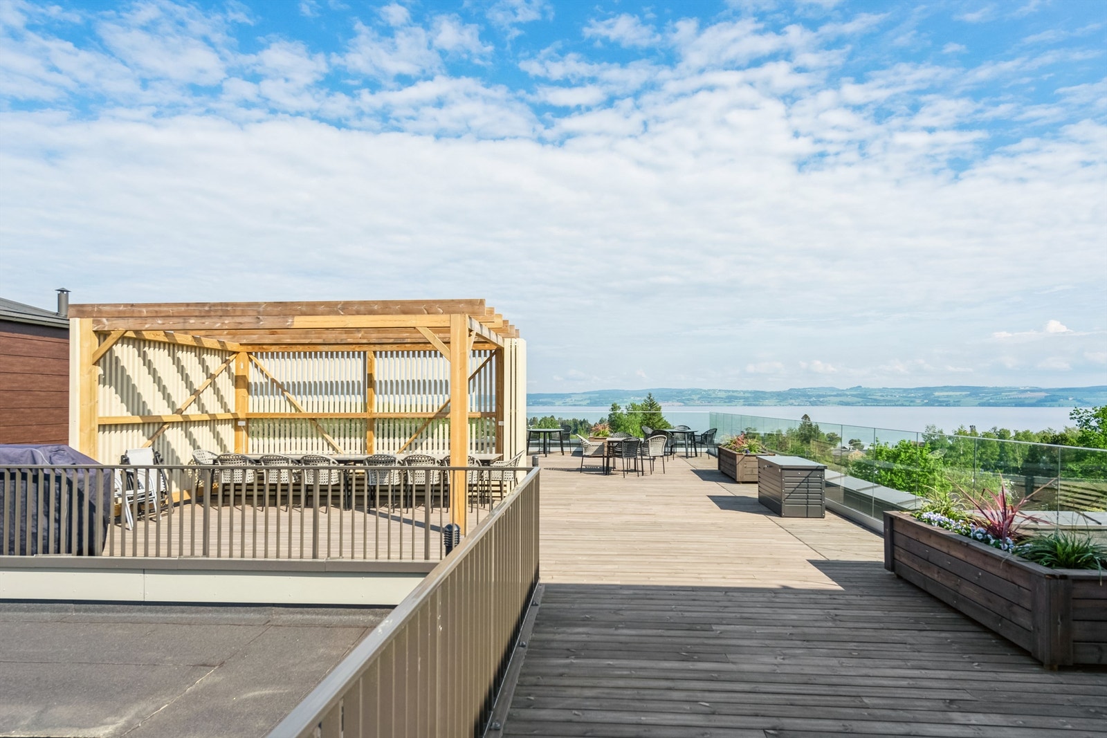 Stor, felles takterrasse. Heisen går direkte opp hit. Galleribilde