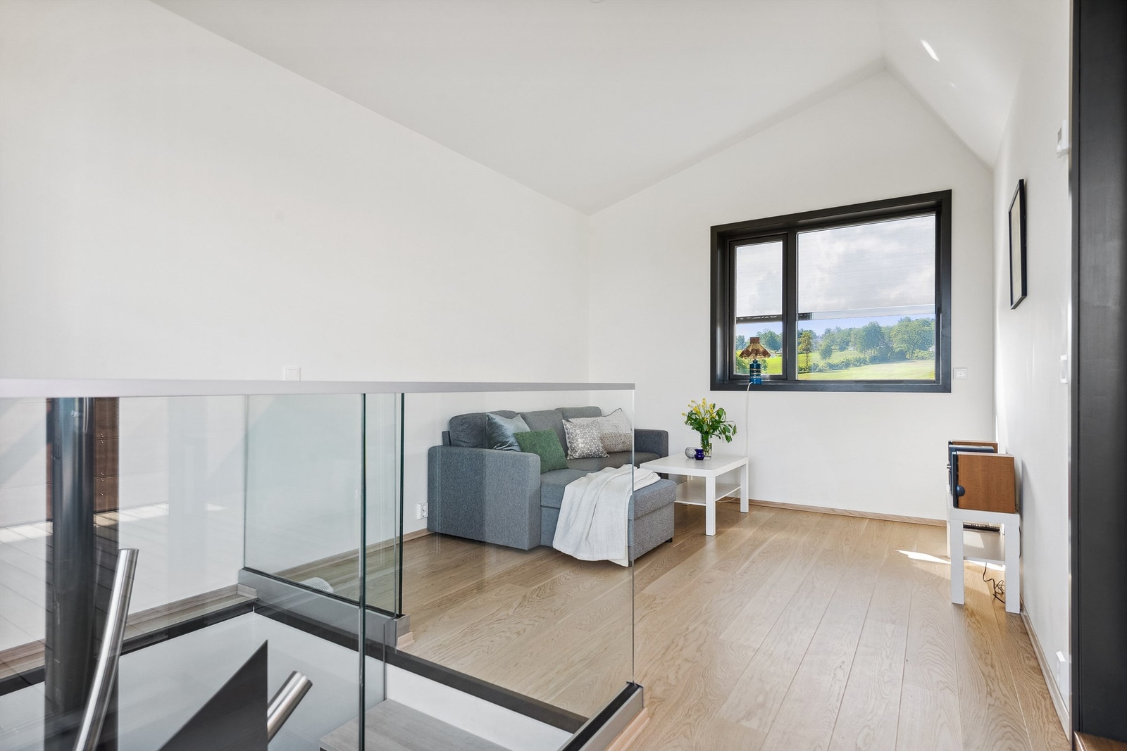 Delikat innredet loftstue med fin plass for sofamøblement og utgang til... Galleribilde