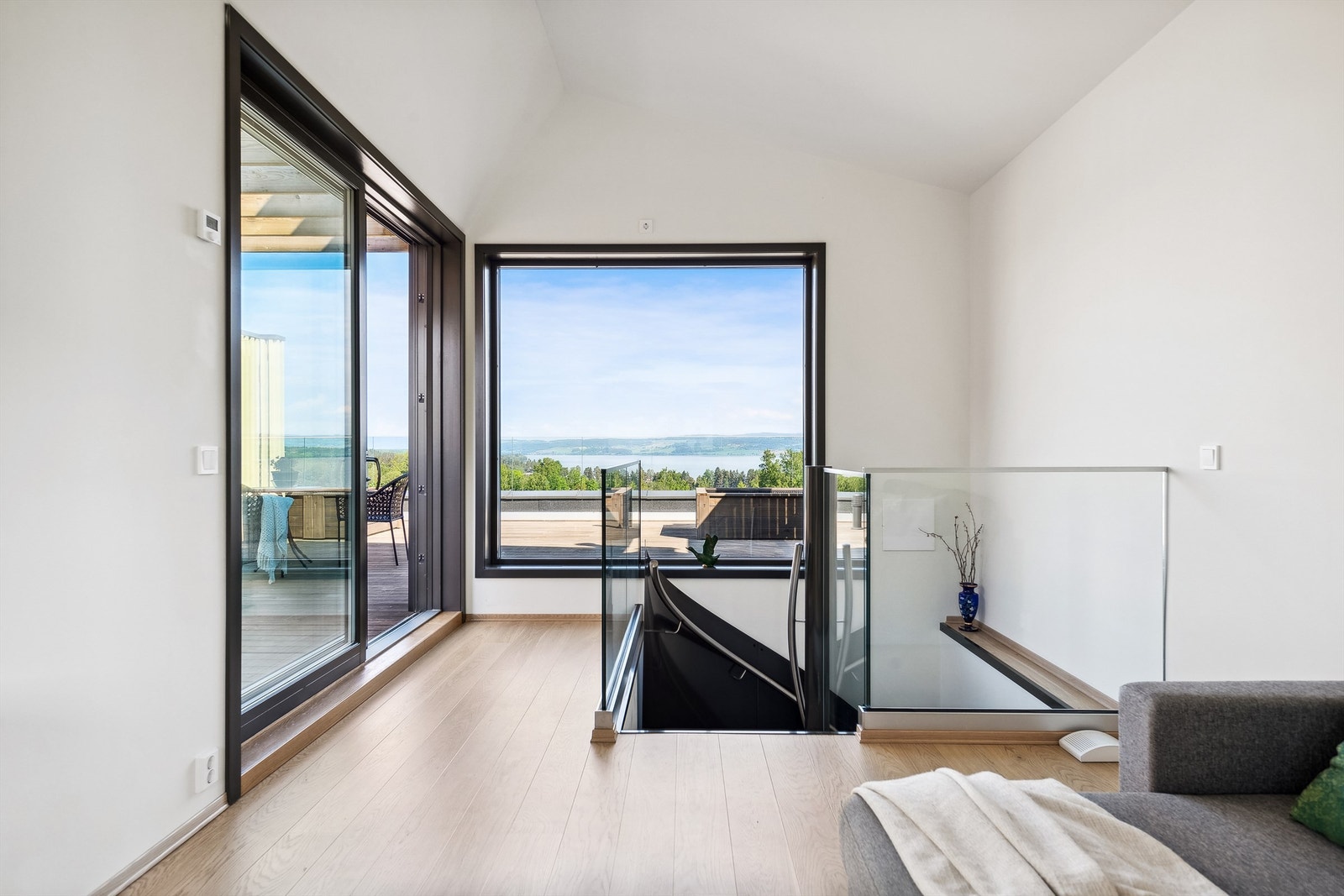 takterrasse på ca. 49 kvm med solrike forhold og en flott panoramautsikt! Bli med ut.. Galleribilde