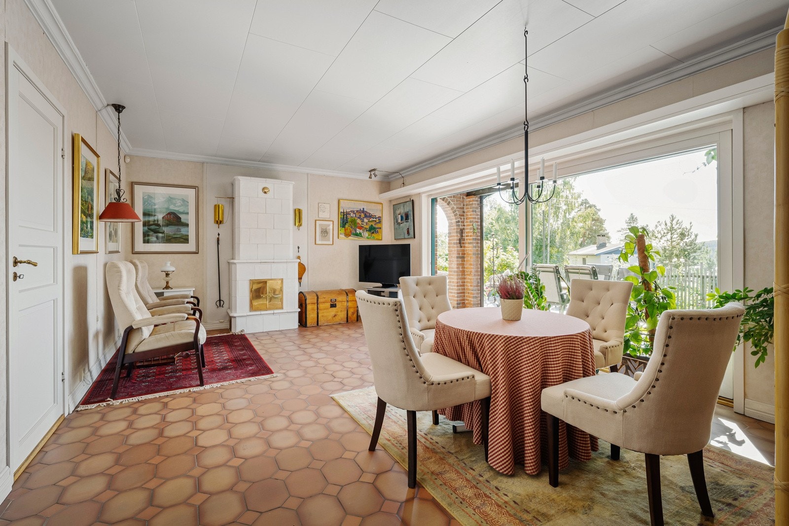 Store vindusflater som fyller rommet rikelig med dagslys. Galleribilde