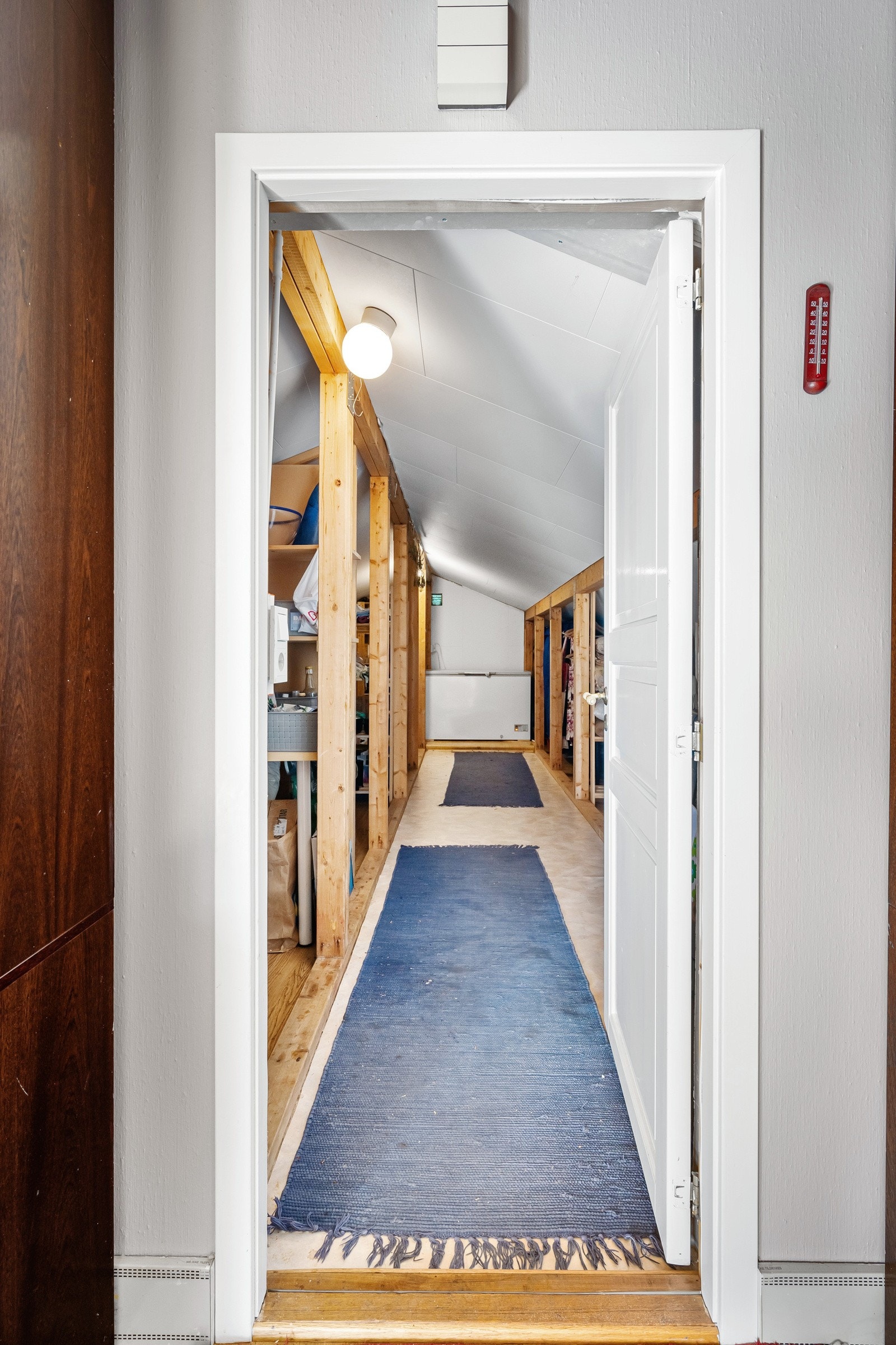 Inngang fra stue i andre etasje til loft med stor lagringsplass, samt 2 boder i første etasje. Disse har en samlet størrelse på 67 kvm. Galleribilde