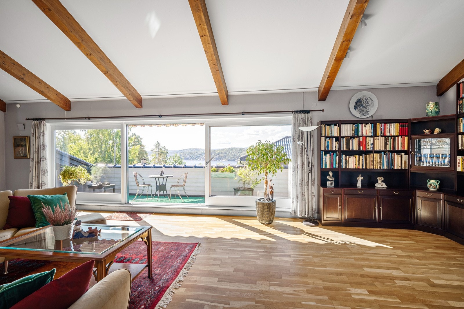 Utgang fra stuen til en solrik balkong på 14,5 kvm. Galleribilde