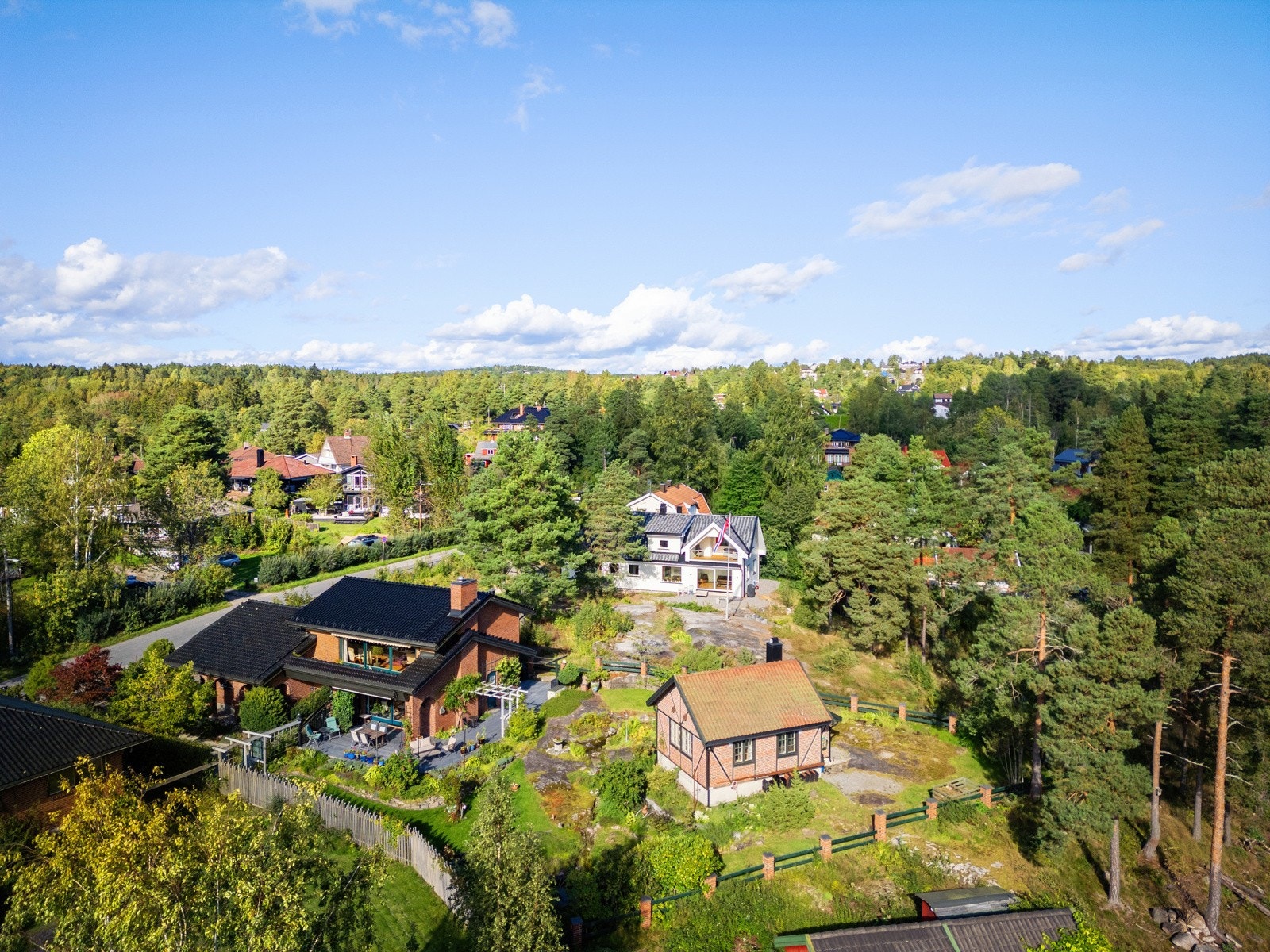Nærhet til skoler, barnehager, butikker og offentlig kommunikasjon gjør området til et veletablert og barnevennlig område. Galleribilde