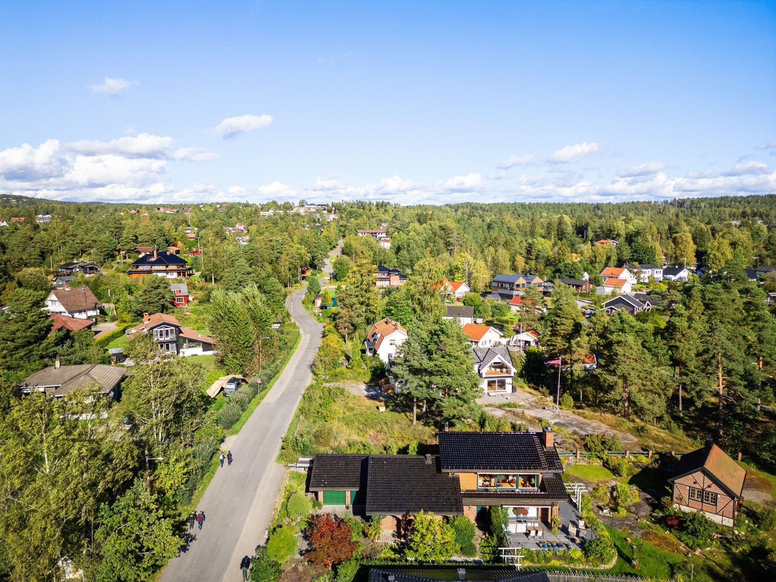 Parkering i dobbeltgarasje på eiendommen tilknyttet bolighuset. Plass til flere biler i egen gårdsplass. Galleribilde