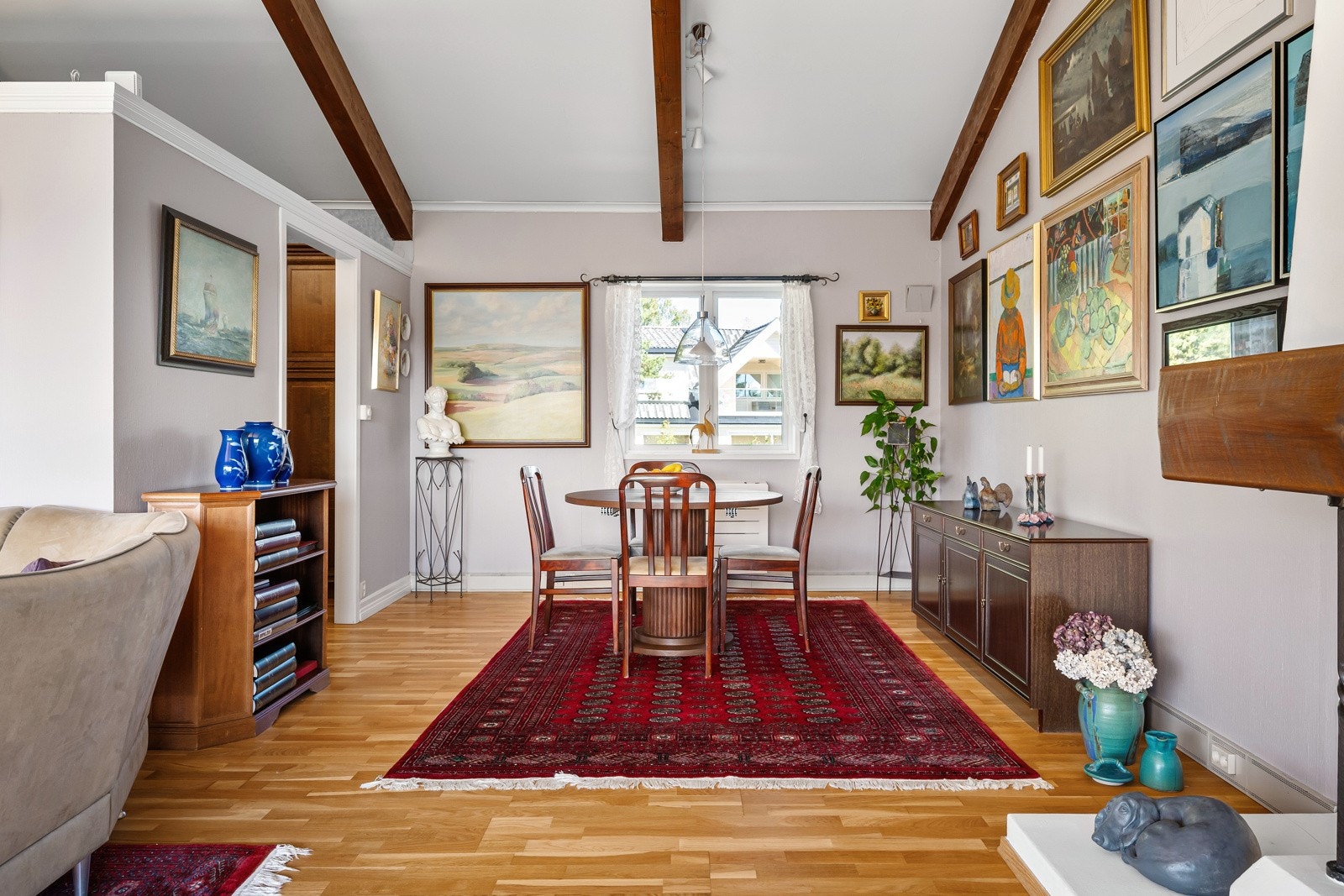 Spisestuen er praktisk plassert mellom stue og kjøkkenet Galleribilde