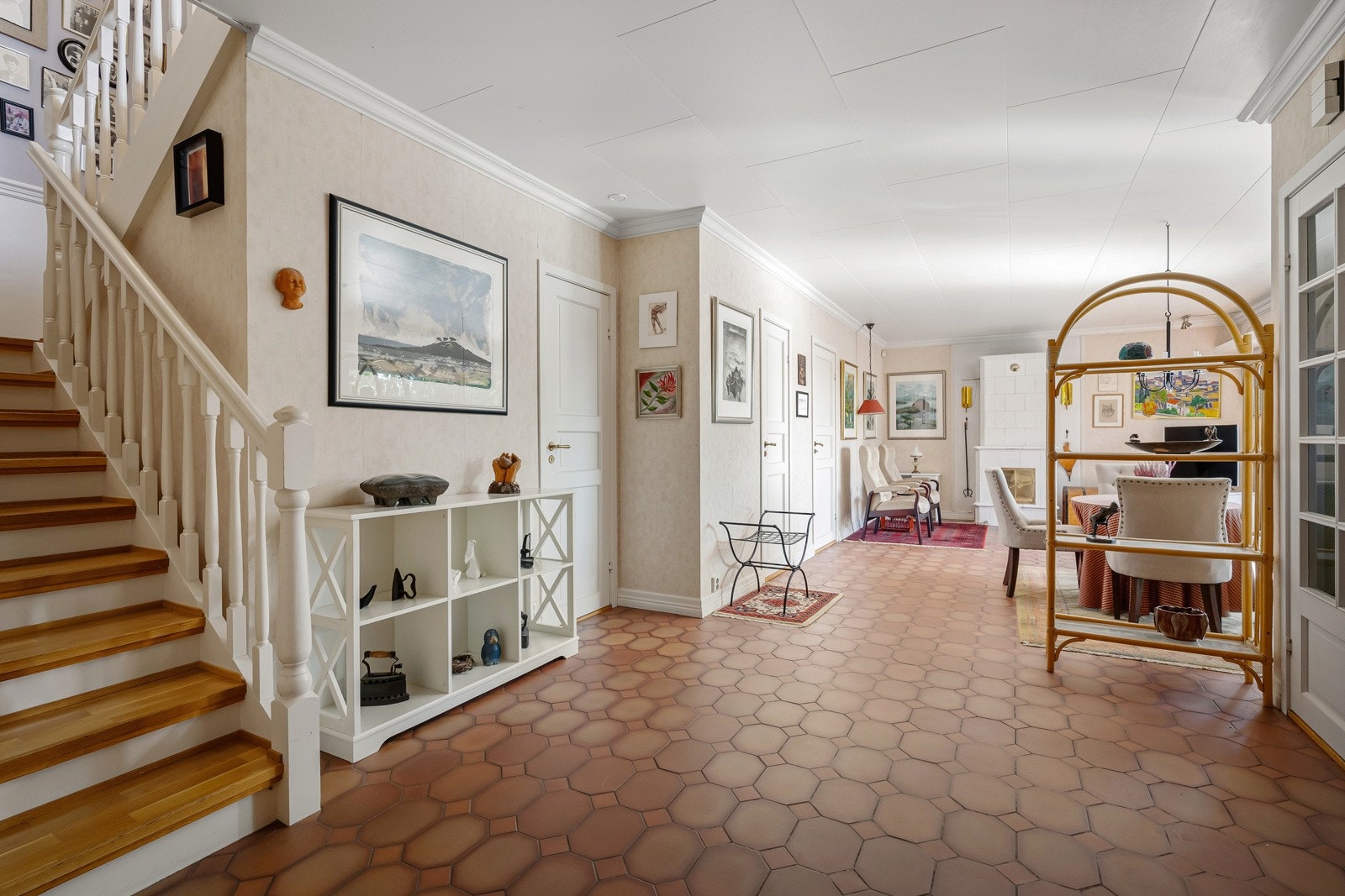 Stuen i første etasje gir mye boltreplass for hele familien, og sosiale sammenkomster. Galleribilde