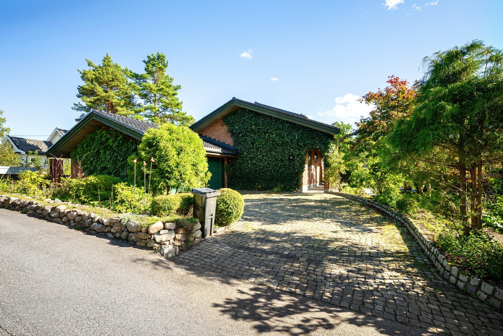 Flott opparbeidet med brosteinsbelagt innkjørsel/gårdsplass og i trasé frem til inngangspartiet. Galleribilde