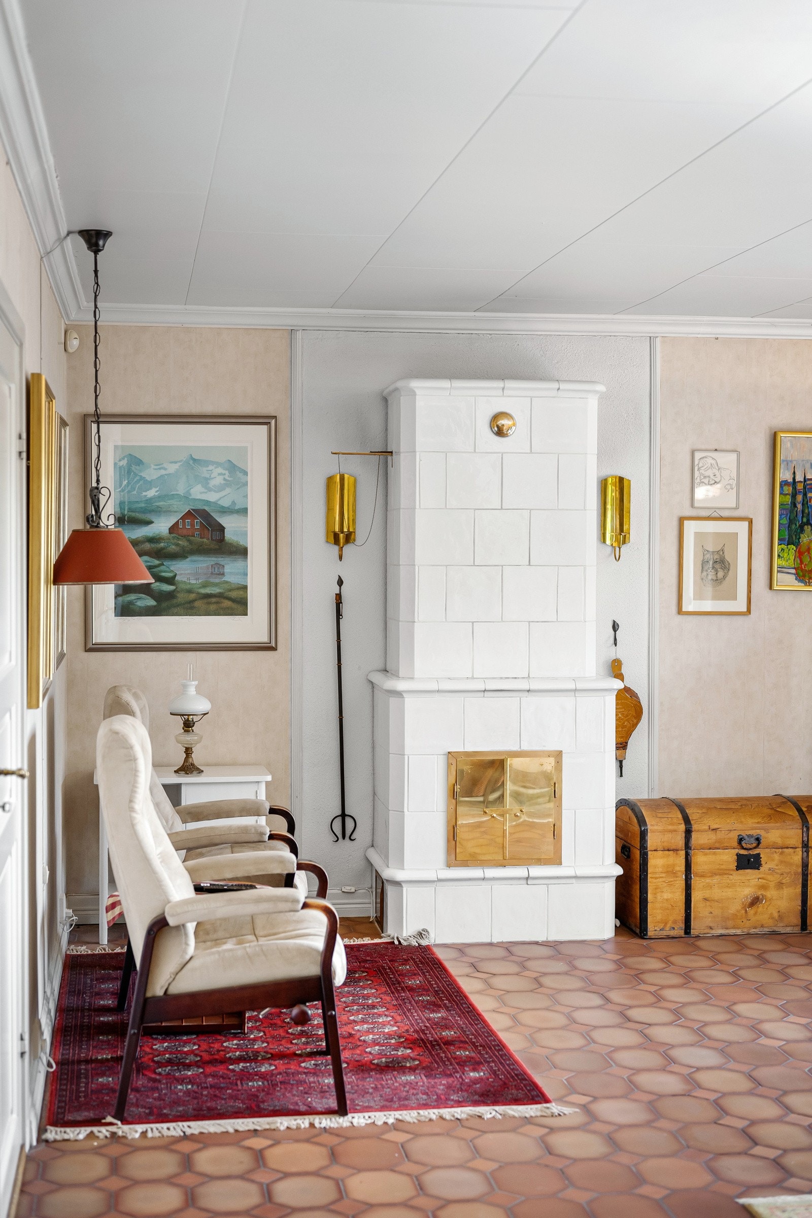 Gulvflater av teglfliser med gulvvarme, samt en flott svensk kakkelovn som tilfører en varm og lun atmosfære. Galleribilde