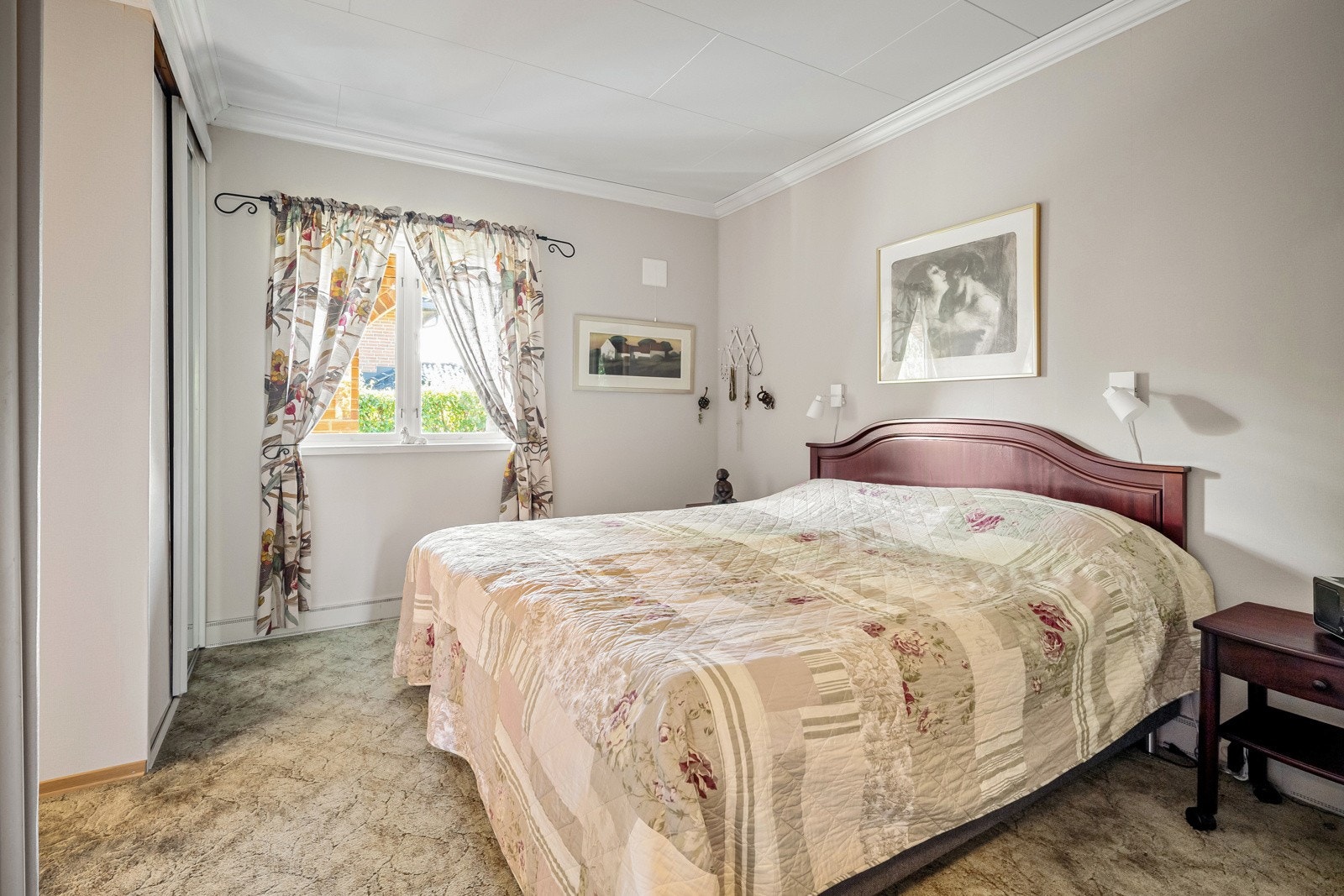 Hovedsoverommet har skyvedørsgarderobe og enkel tilgang til badet igjennom en skyvedør. Galleribilde