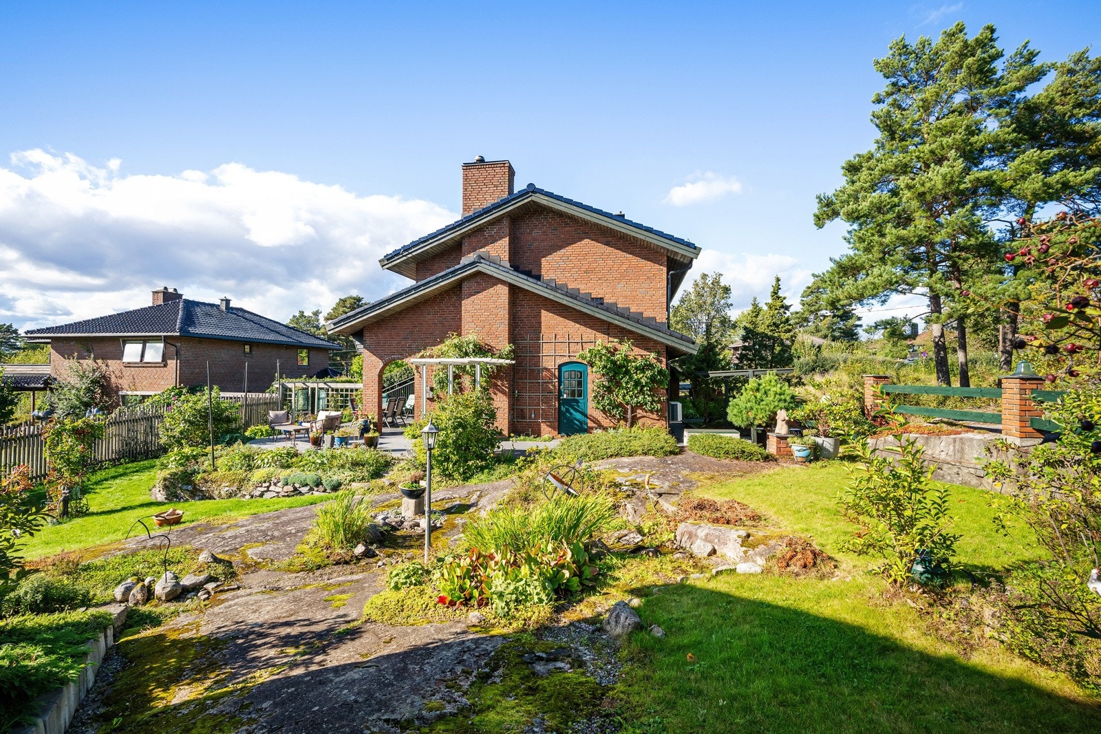 Egen vannforsyning (dypvannsbrønn) til hagevanning og med automatisk vanningsanlegg. Beroligende dam Galleribilde