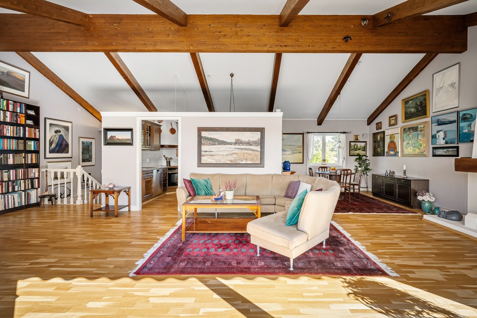 God takhøyde som gir stuen en romslig følelse. Galleribilde