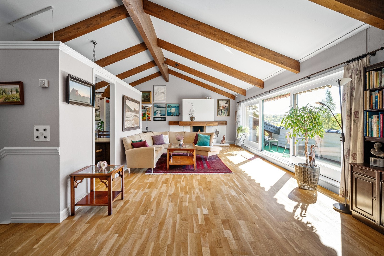 Stuen i andre etasje gir mye boltreplass for hele familien. Et sosialt og tiltalende allrom med mange møbleringsmuligheter. Galleribilde