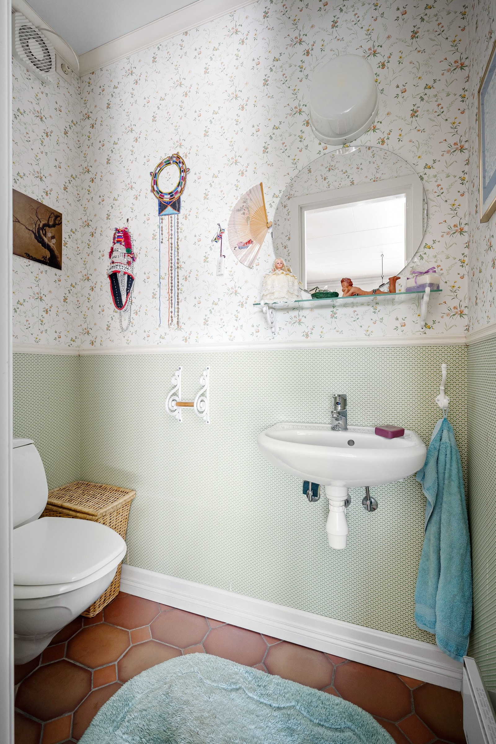 Eneboligen har også et praktisk toalettrom i første etasje. Toalettrommet er innredet med vegghengt toalett og servant. Galleribilde