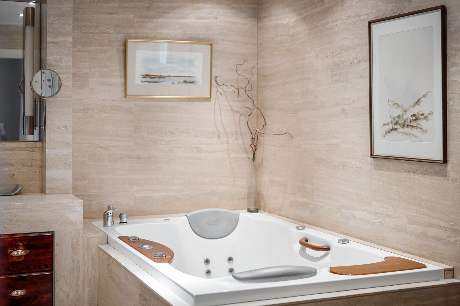 Stort innmurt spabadekar med plass til 2 personer. Galleribilde