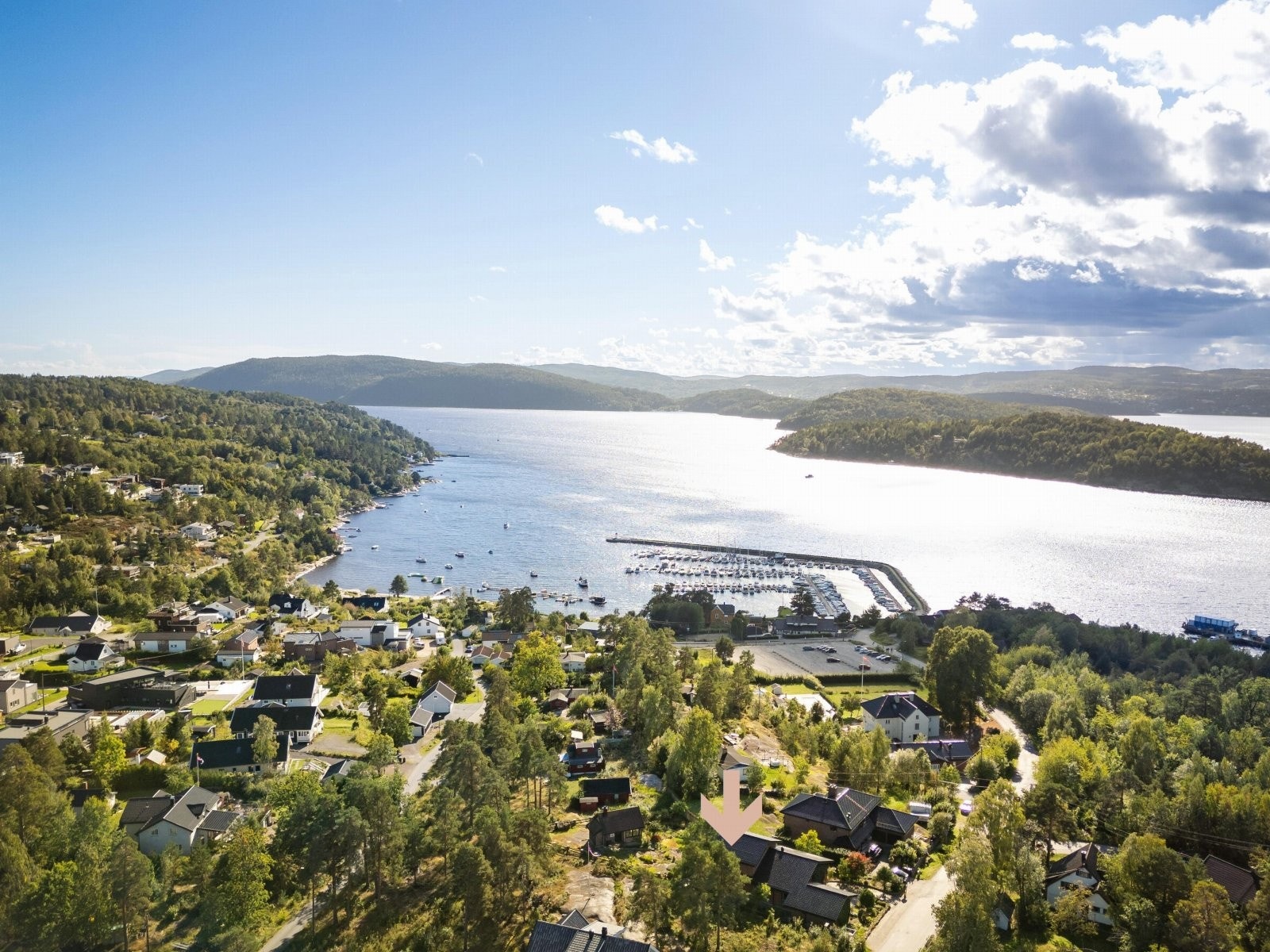 Eiendommen ligger i et idyllisk område og er tilrettelagt for deg som ønsker nærhet til sjø, natur og gode turmuligheter. Galleribilde
