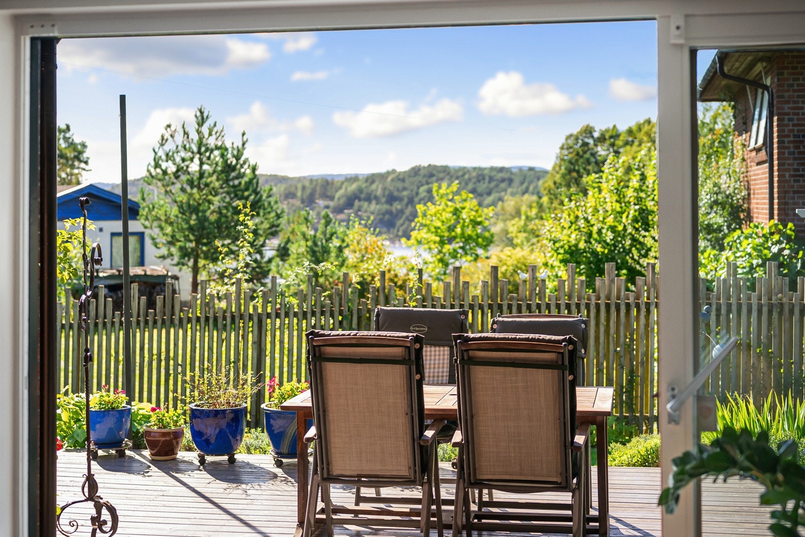 Eiendommen ligger i et idyllisk område og er tilrettelagt for deg som ønsker nærhet til sjø, natur og gode turmuligheter. Galleribilde