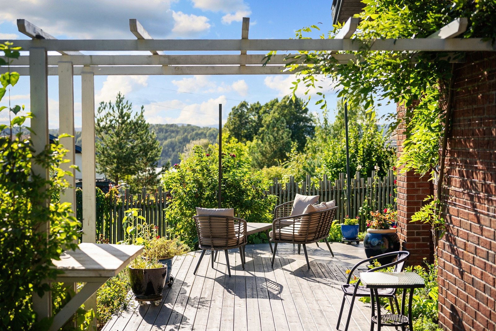 Uteplassene tilbyr et idyllisk og velutformet uteområde som er skapt for å gi beboere og besøkende en parkmessig opplevelse og flott utsikt. Galleribilde