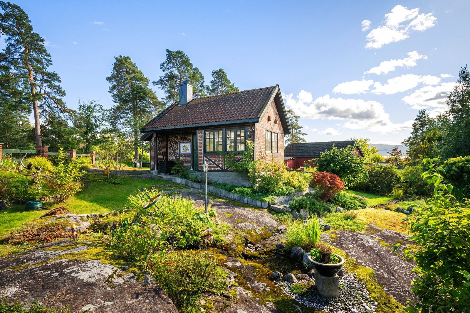 Eiendommen disponerer et anneks på 26 kvm. Annekset er idag brukt som smierom og hobbyrom. Galleribilde