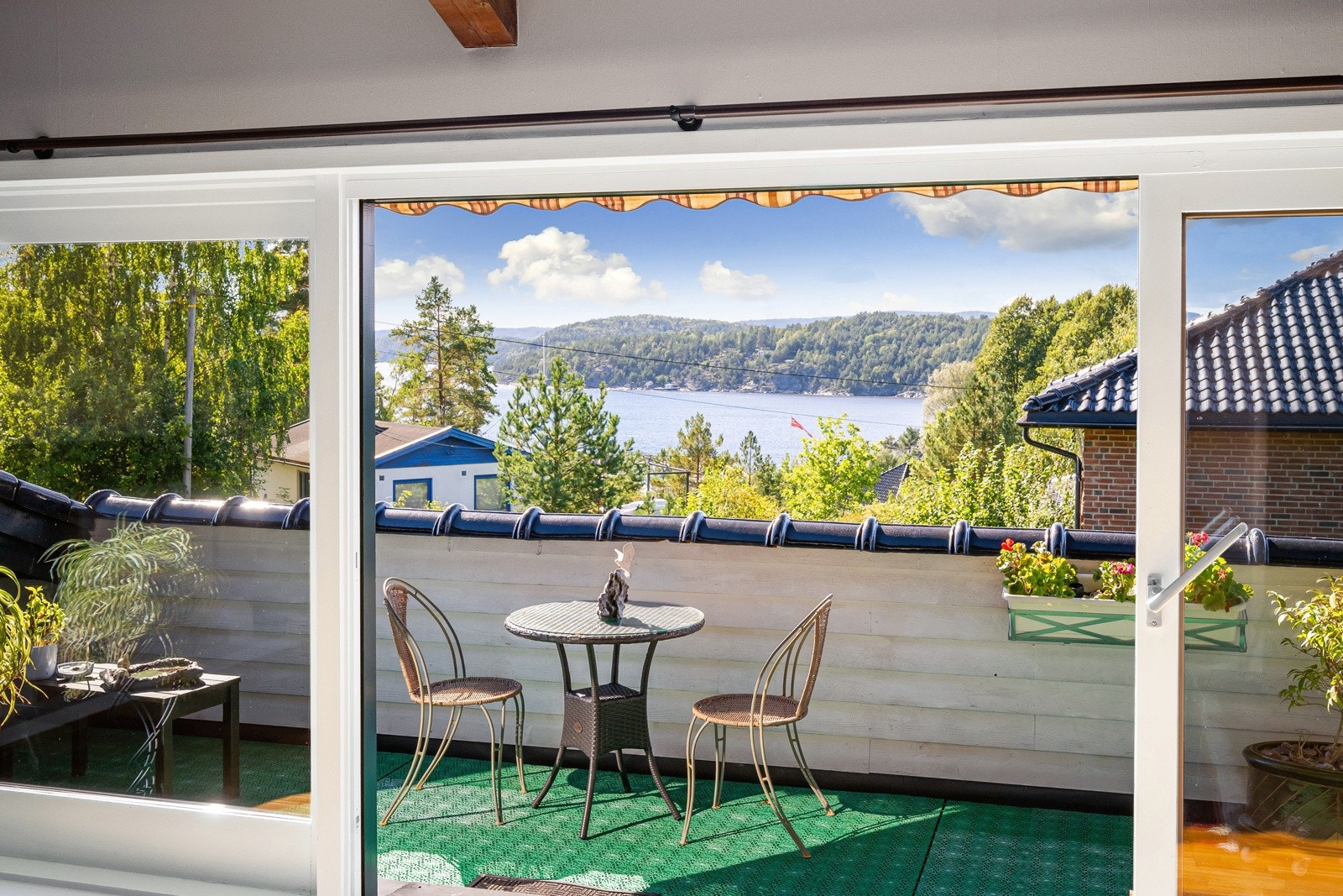 Nyt solen og utsikten hele dagen, til langt utover kvelden. Galleribilde