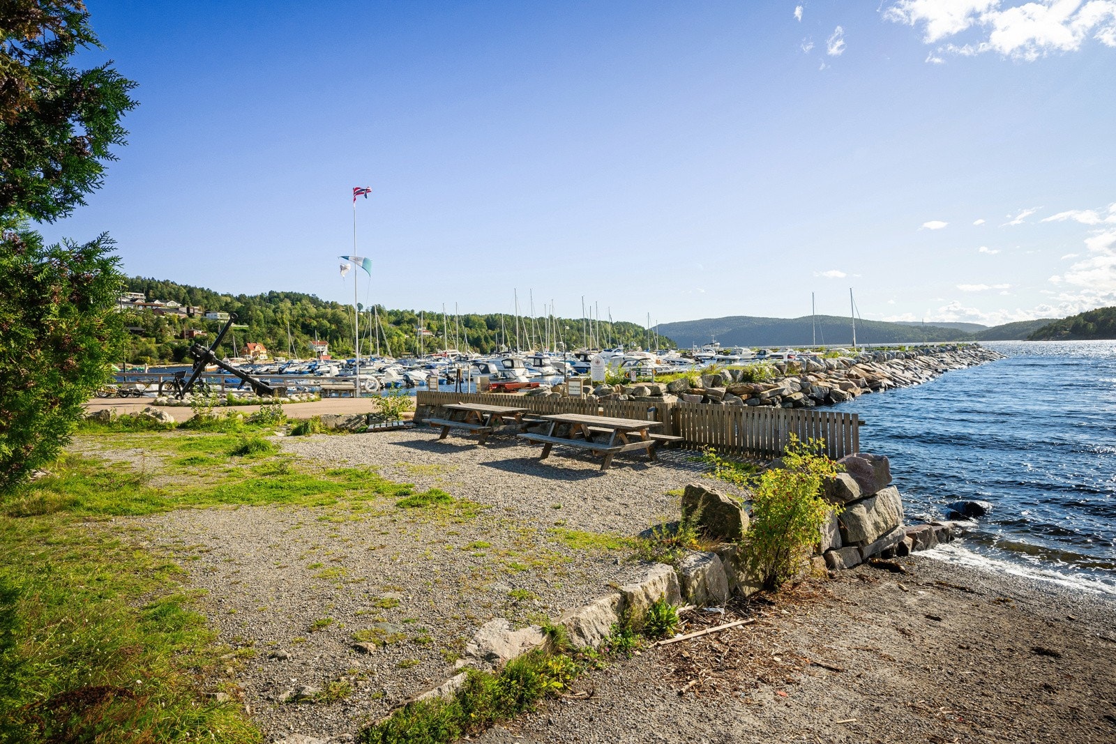 Få minutters gange til Fagerstrand båthavn og strand. Stranden anses å være Nesoddens flotteste badestrand og båthavn. Galleribilde
