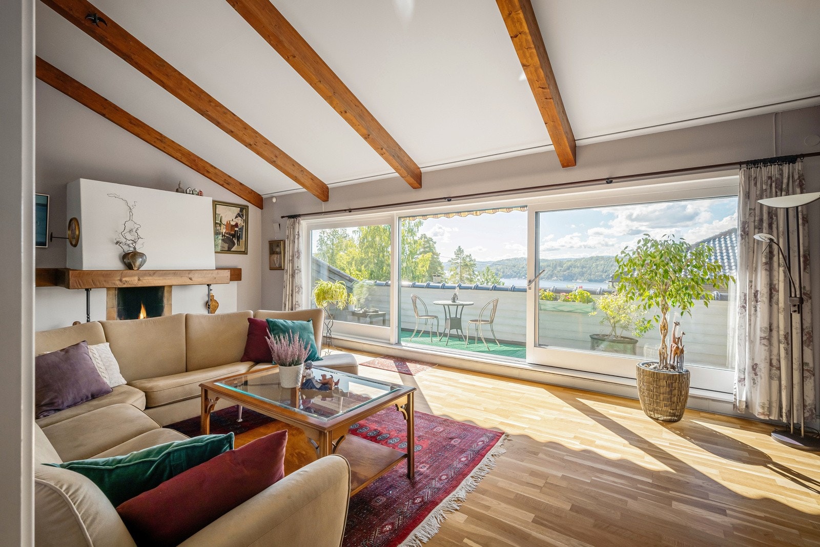 En idyllisk og unik arkitekttegnet teglsteinsenebolig med fantastisk sjøutsikt. Galleribilde