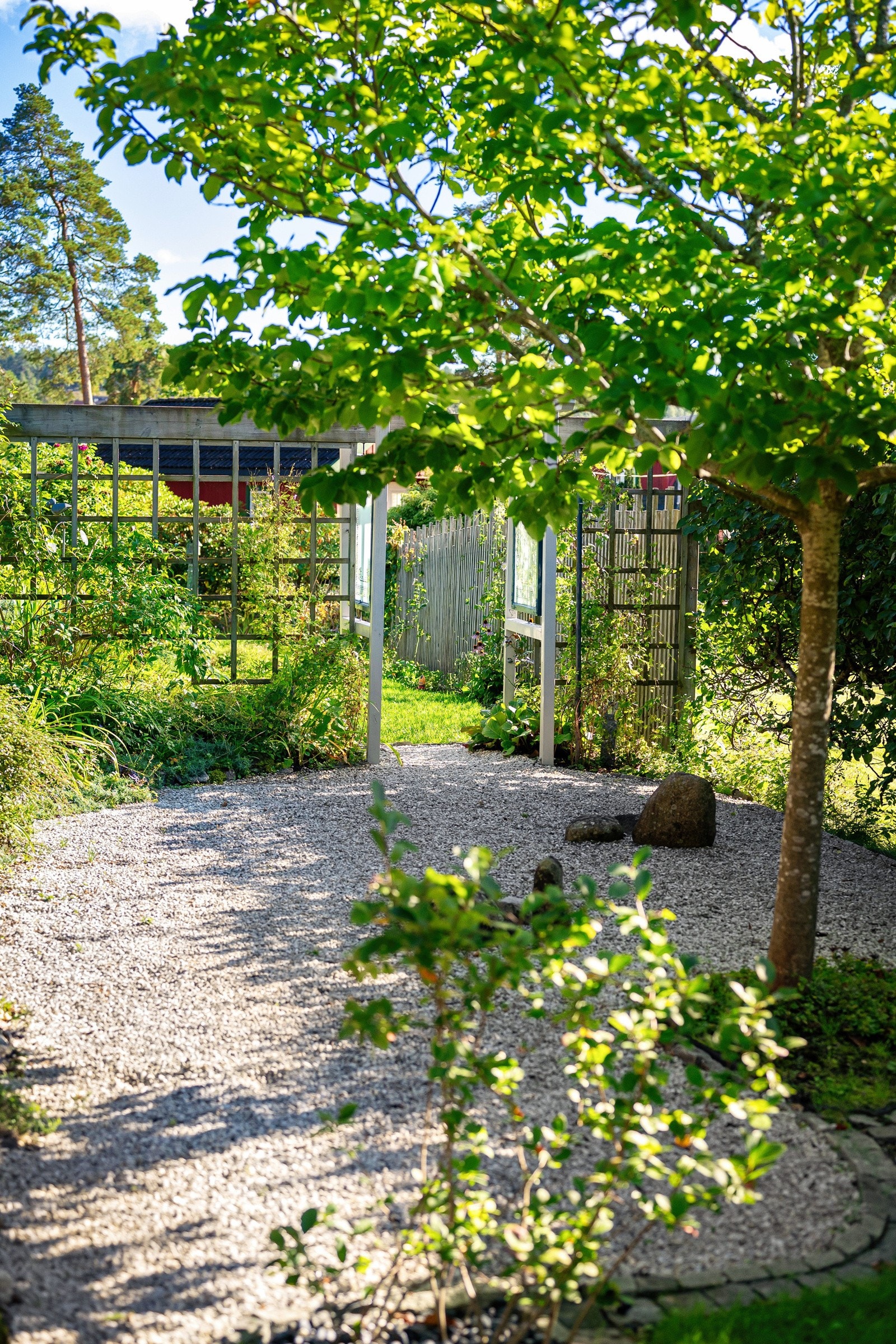 Frukttrær espalier, samt roser og ulike planter og busker, er plantet på eiendommen. Galleribilde