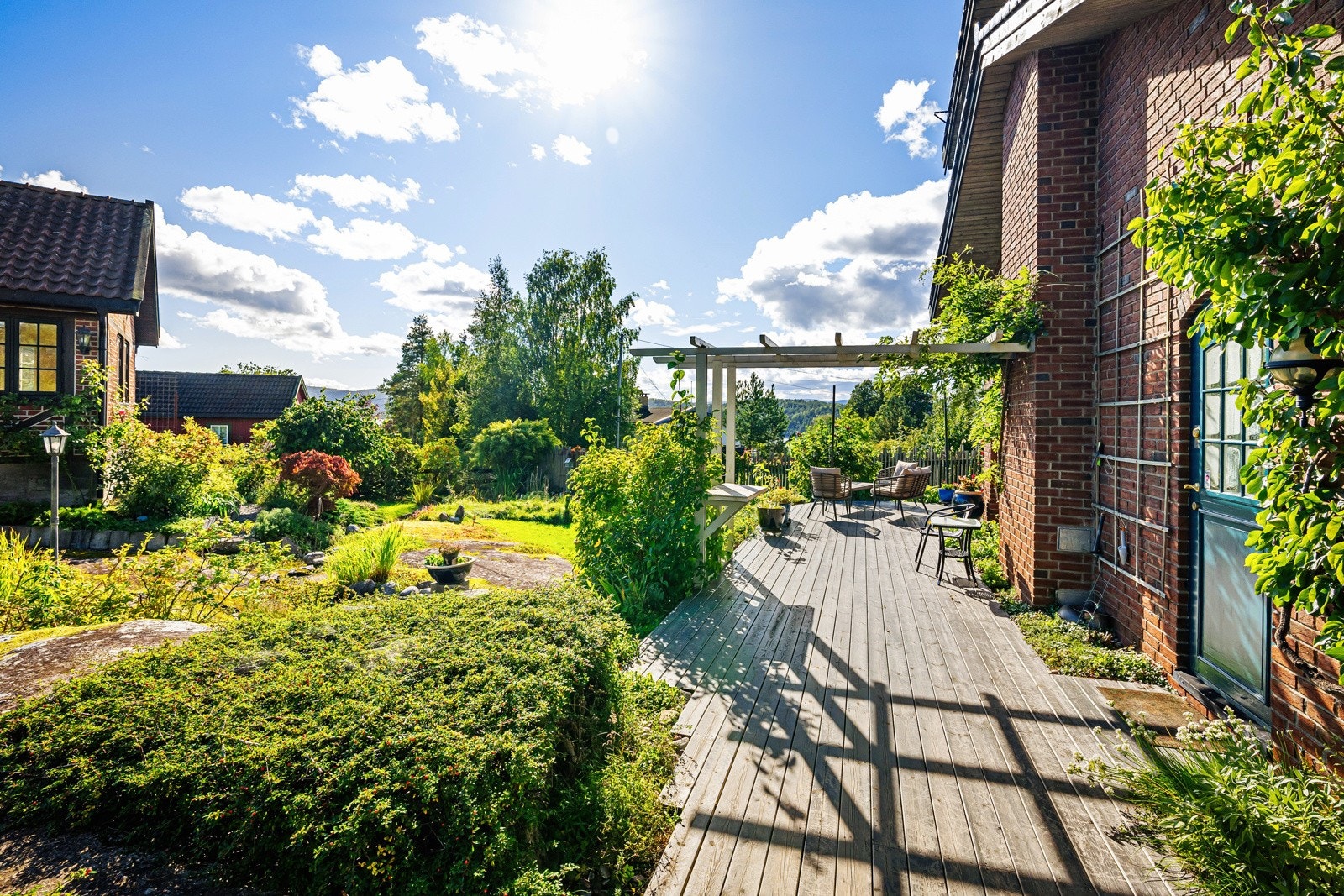 Enebolig har en solrik og stor terrasse på 70 kvm som strekker seg rundt boligen. Galleribilde